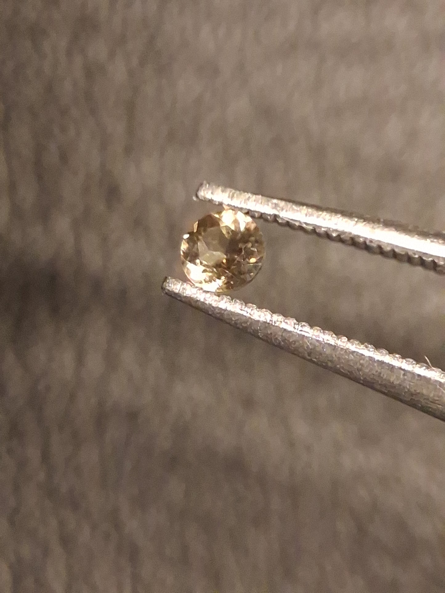 Natural Tourmaline - yellowish green - 2.4 mm - 0.065 ct - round - unheated - Natural Gems Belgium