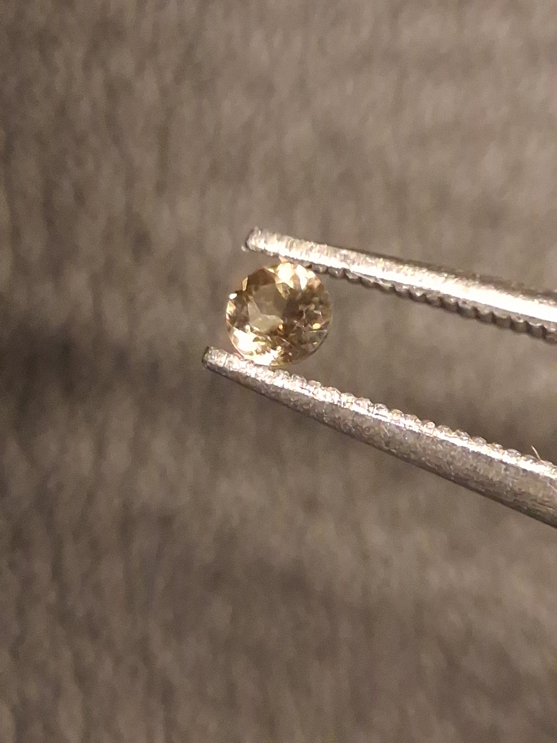 Natural Tourmaline - yellowish green - 2.4 mm - 0.065 ct - round - unheated - Natural Gems Belgium