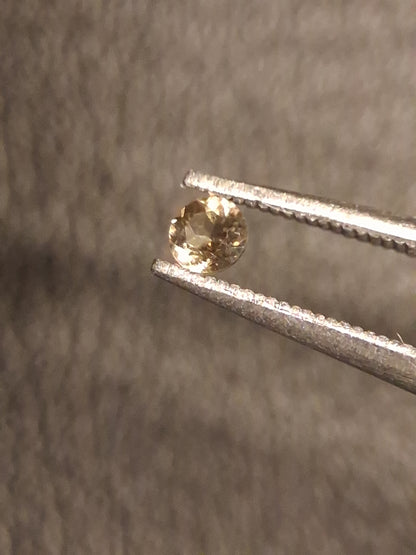 Natural Tourmaline - yellowish green - 2.4 mm - 0.065 ct - round - unheated - Natural Gems Belgium