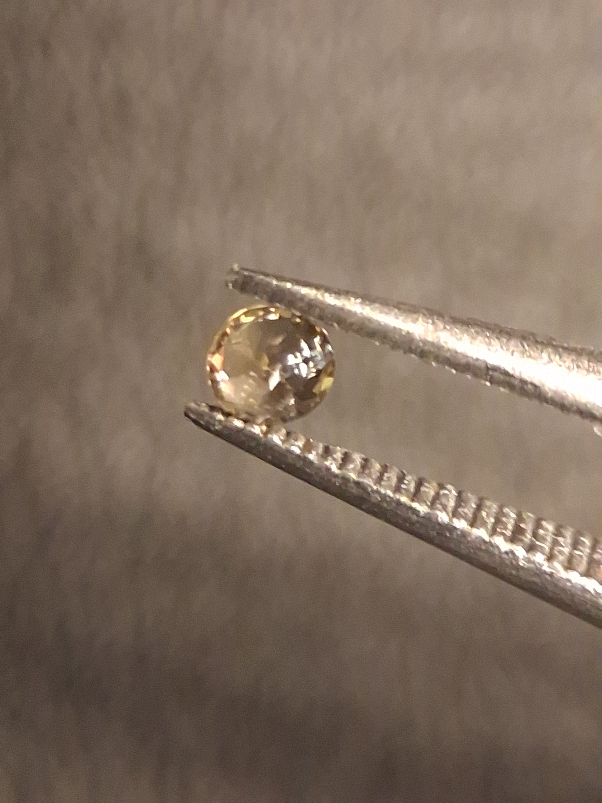 Natural Tourmaline - yellowish green - 2.4 mm - 0.065 ct - round - unheated - Natural Gems Belgium