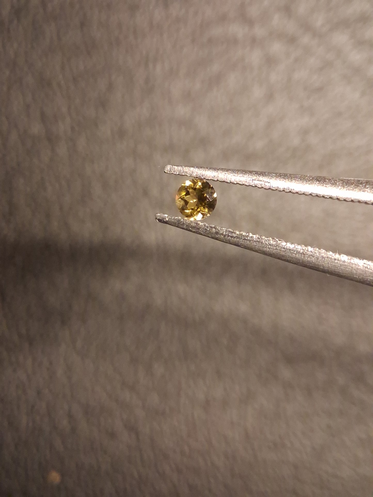 Natural Tourmaline - yellowish green - 2.4 mm - 0.063 ct - round - unheated - Natural Gems Belgium