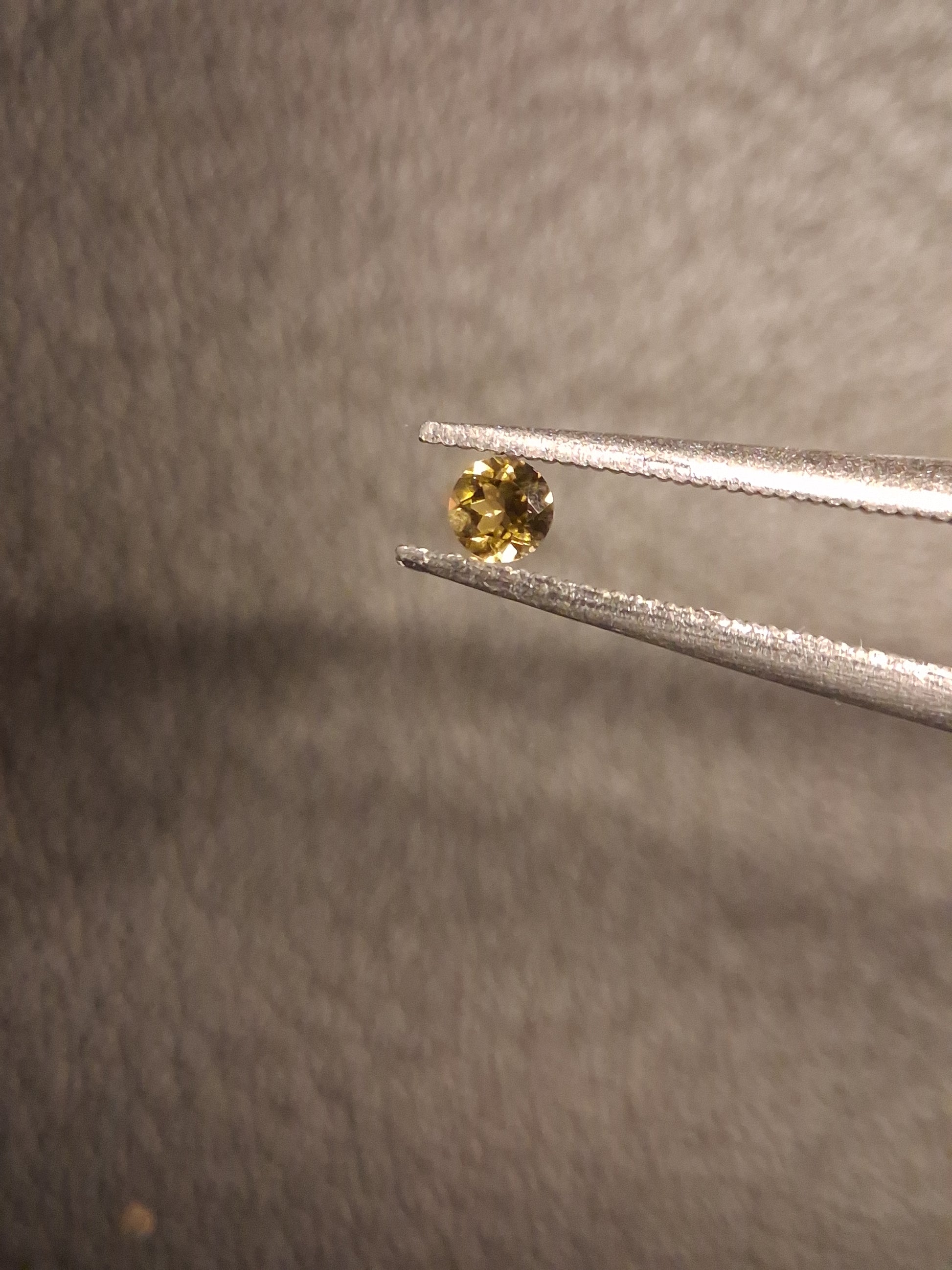 Natural Tourmaline - yellowish green - 2.4 mm - 0.063 ct - round - unheated - Natural Gems Belgium