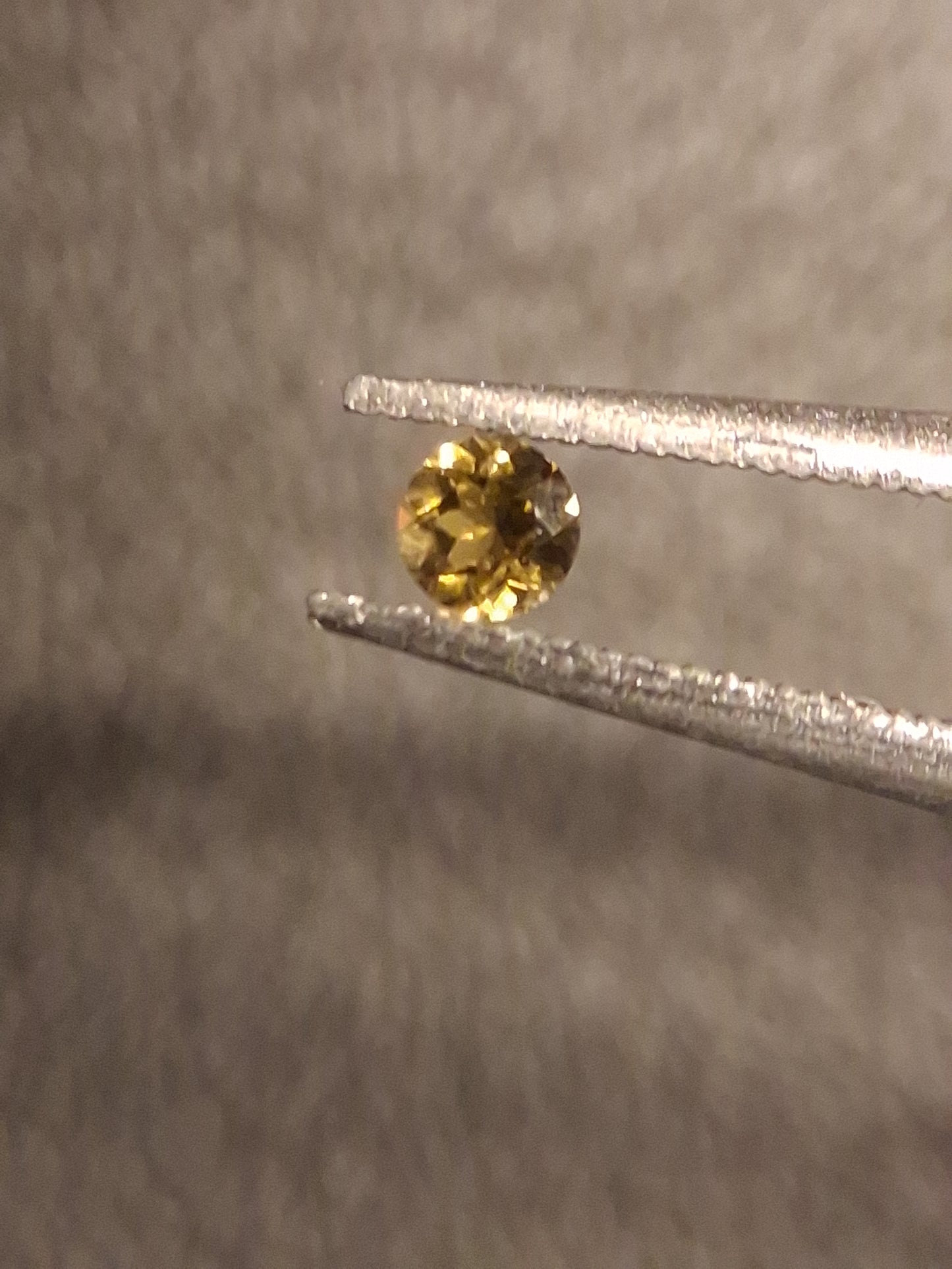 Natural Tourmaline - yellowish green - 2.4 mm - 0.063 ct - round - unheated - Natural Gems Belgium