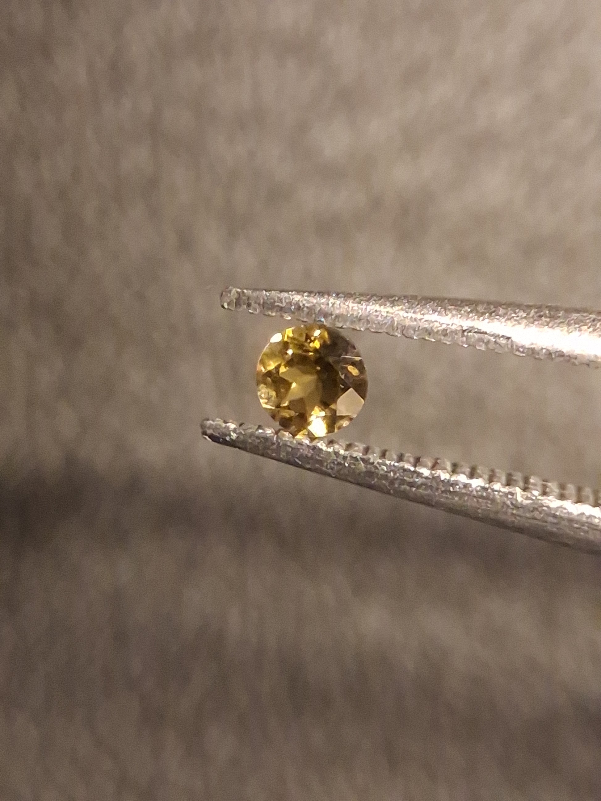 Natural Tourmaline - yellowish green - 2.4 mm - 0.063 ct - round - unheated - Natural Gems Belgium