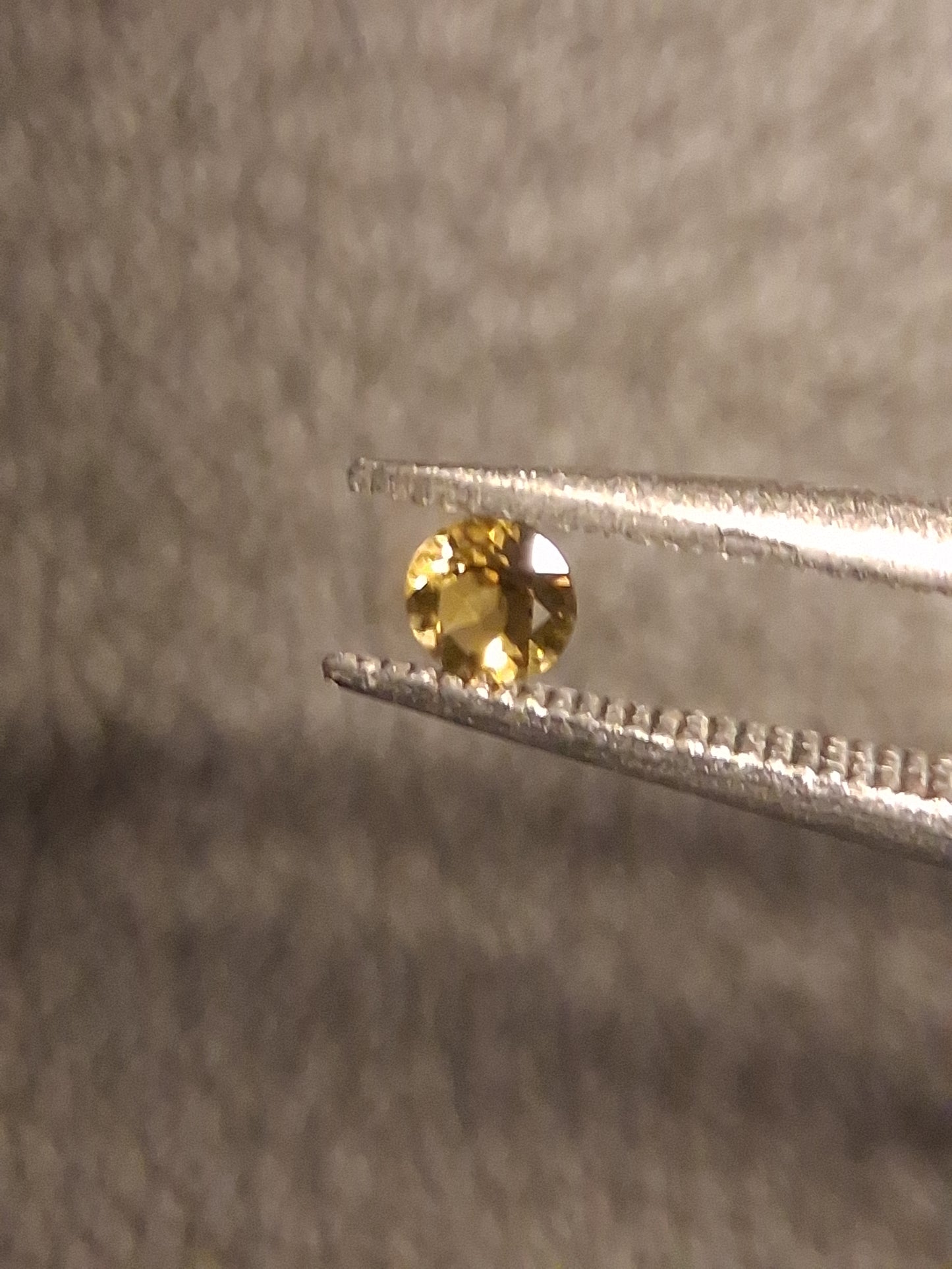 Natural Tourmaline - yellowish green - 2.4 mm - 0.063 ct - round - unheated - Natural Gems Belgium