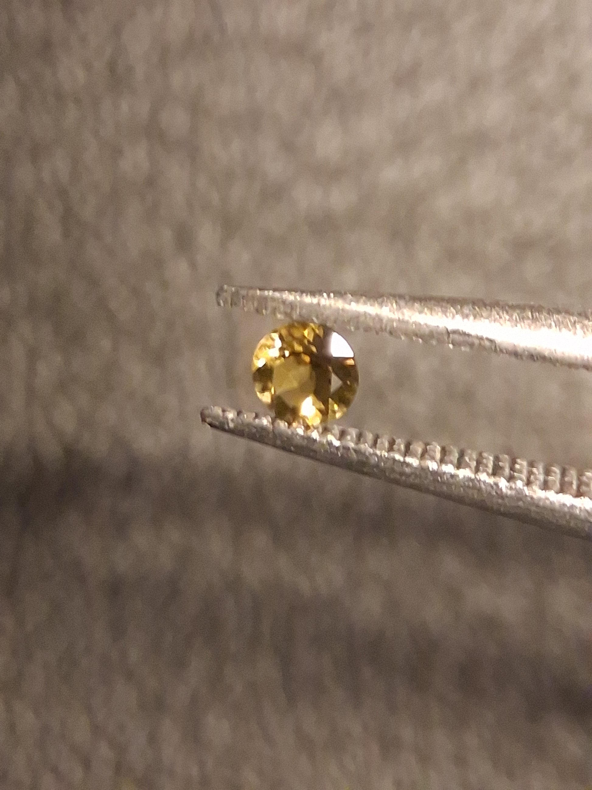 Natural Tourmaline - yellowish green - 2.4 mm - 0.063 ct - round - unheated - Natural Gems Belgium
