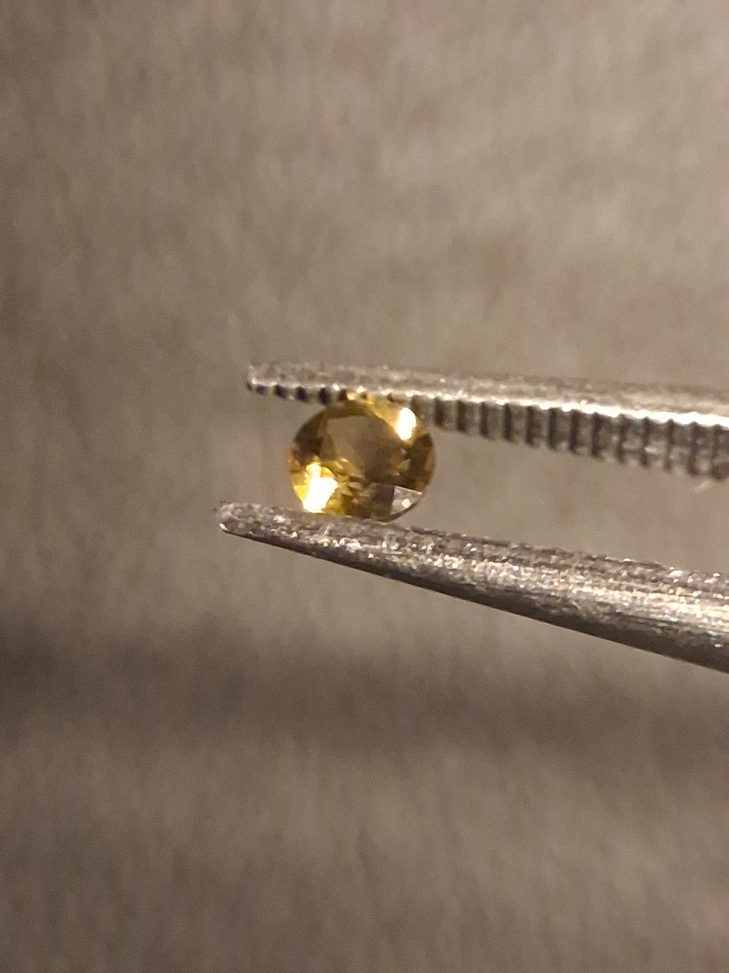 Natural Tourmaline - yellowish green - 2.4 mm - 0.063 ct - round - unheated - Natural Gems Belgium