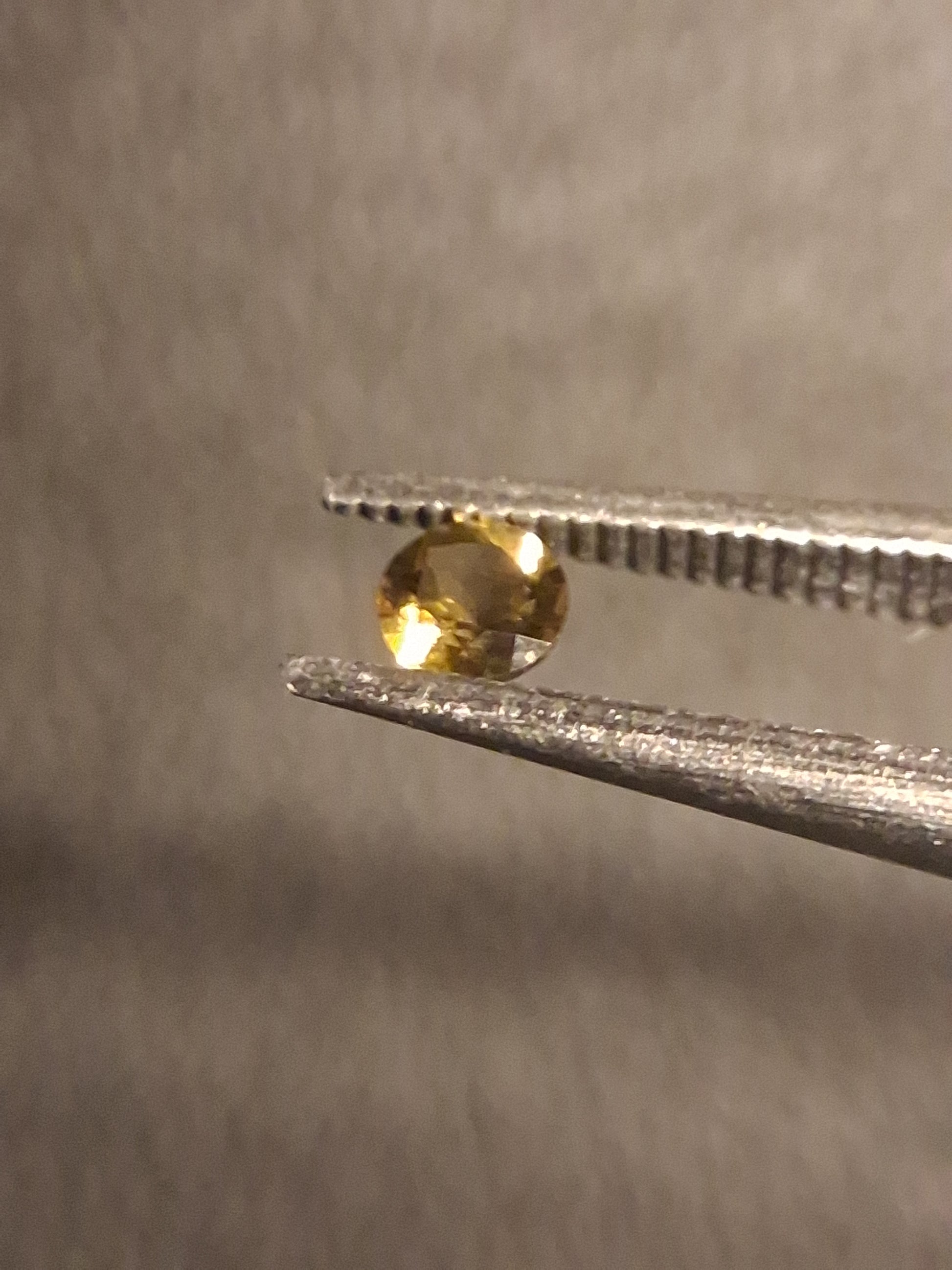 Natural Tourmaline - yellowish green - 2.4 mm - 0.063 ct - round - unheated - Natural Gems Belgium
