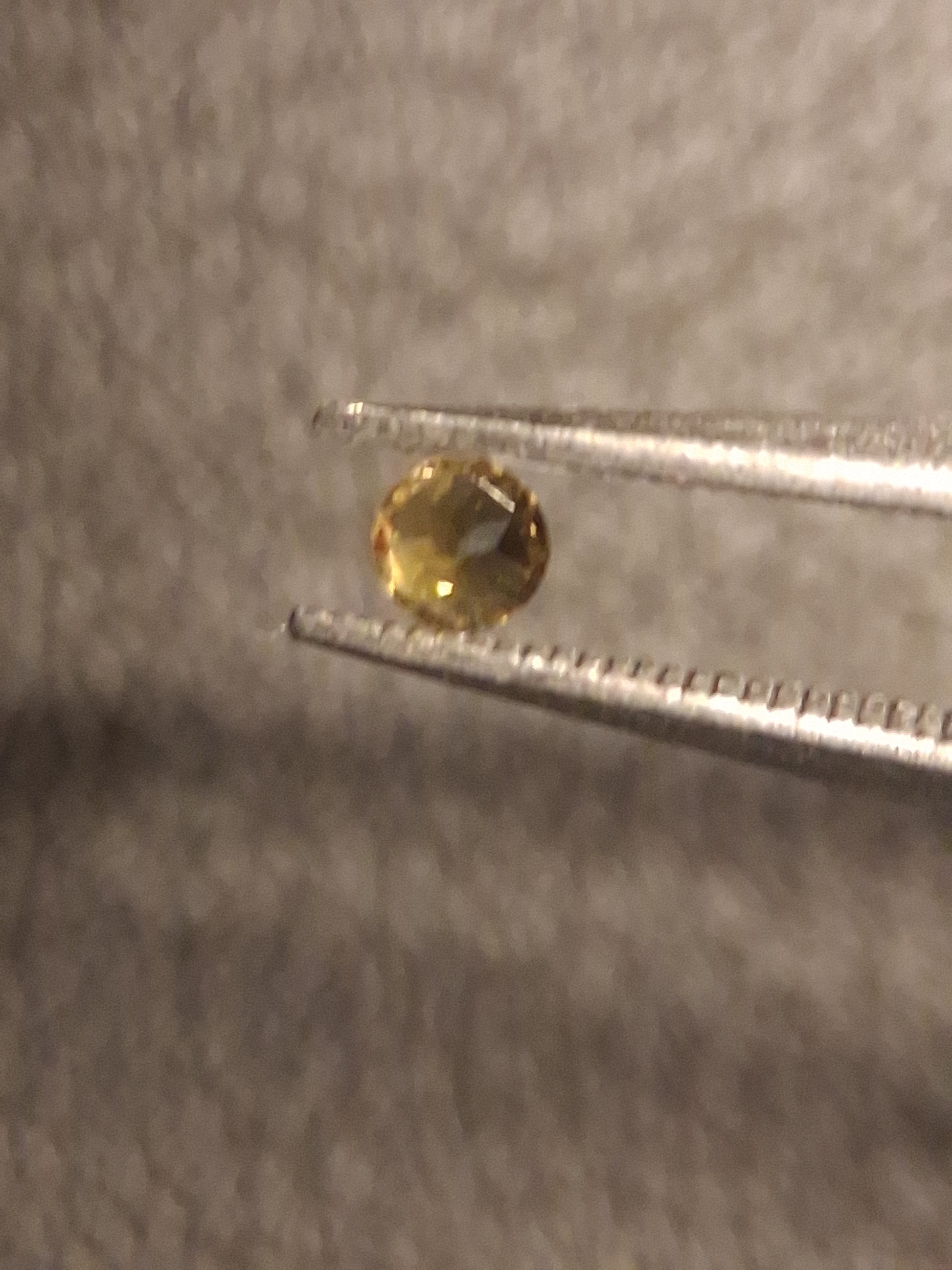 Natural Tourmaline - yellowish green - 2.4 mm - 0.063 ct - round - unheated - Natural Gems Belgium