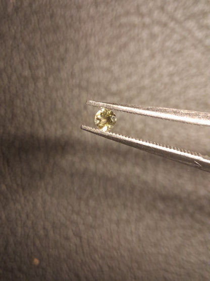 Natural Tourmaline - yellowish green - 2.4 mm - 0.058 ct - round - unheated - Natural Gems Belgium