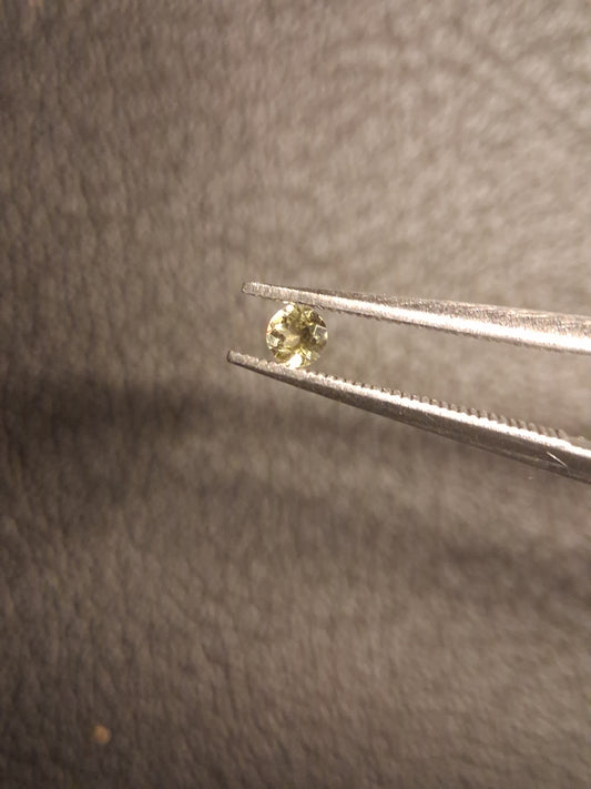 Natural Tourmaline - yellowish green - 2.4 mm - 0.058 ct - round - unheated - Natural Gems Belgium