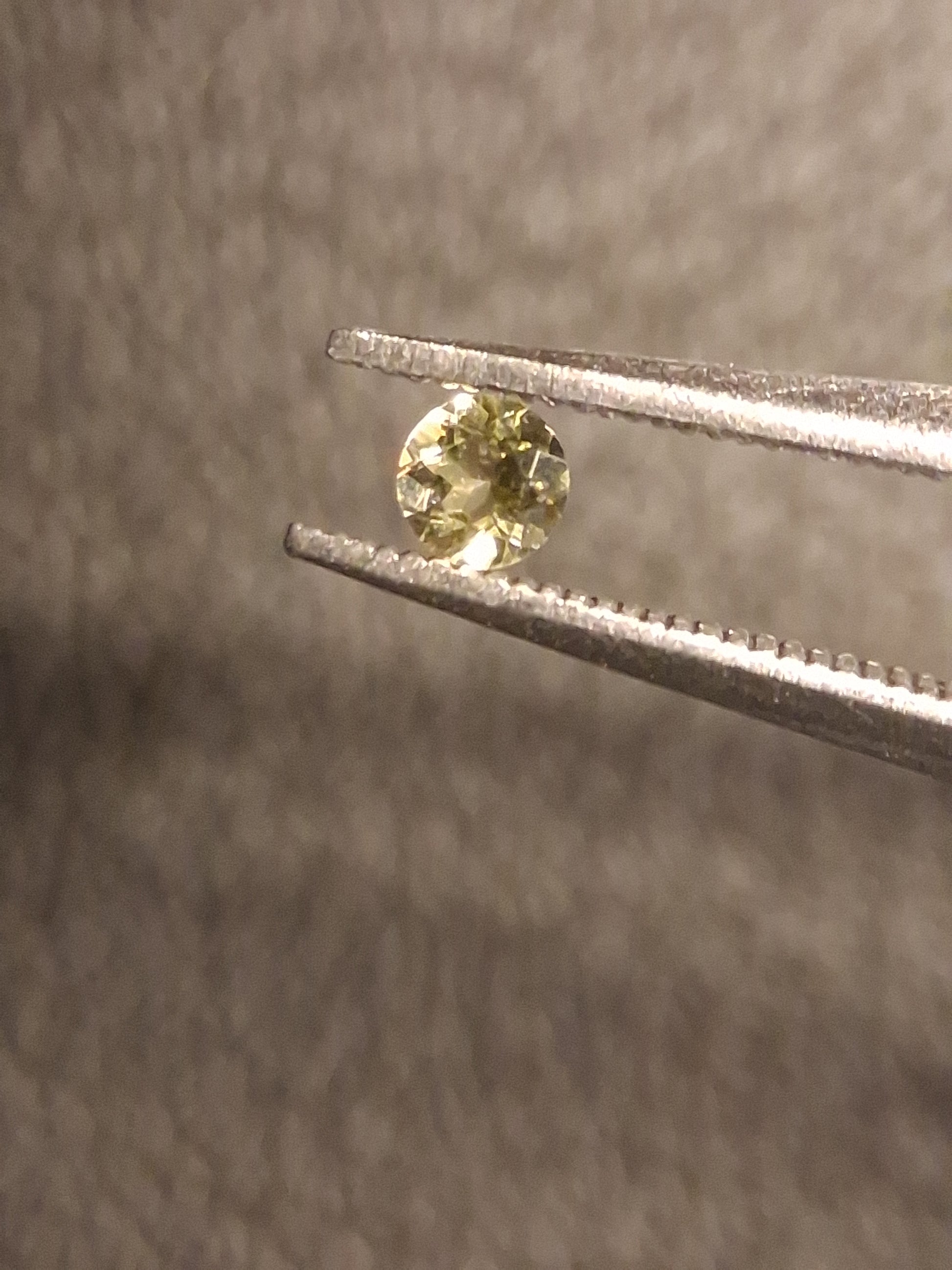 Natural Tourmaline - yellowish green - 2.4 mm - 0.058 ct - round - unheated - Natural Gems Belgium