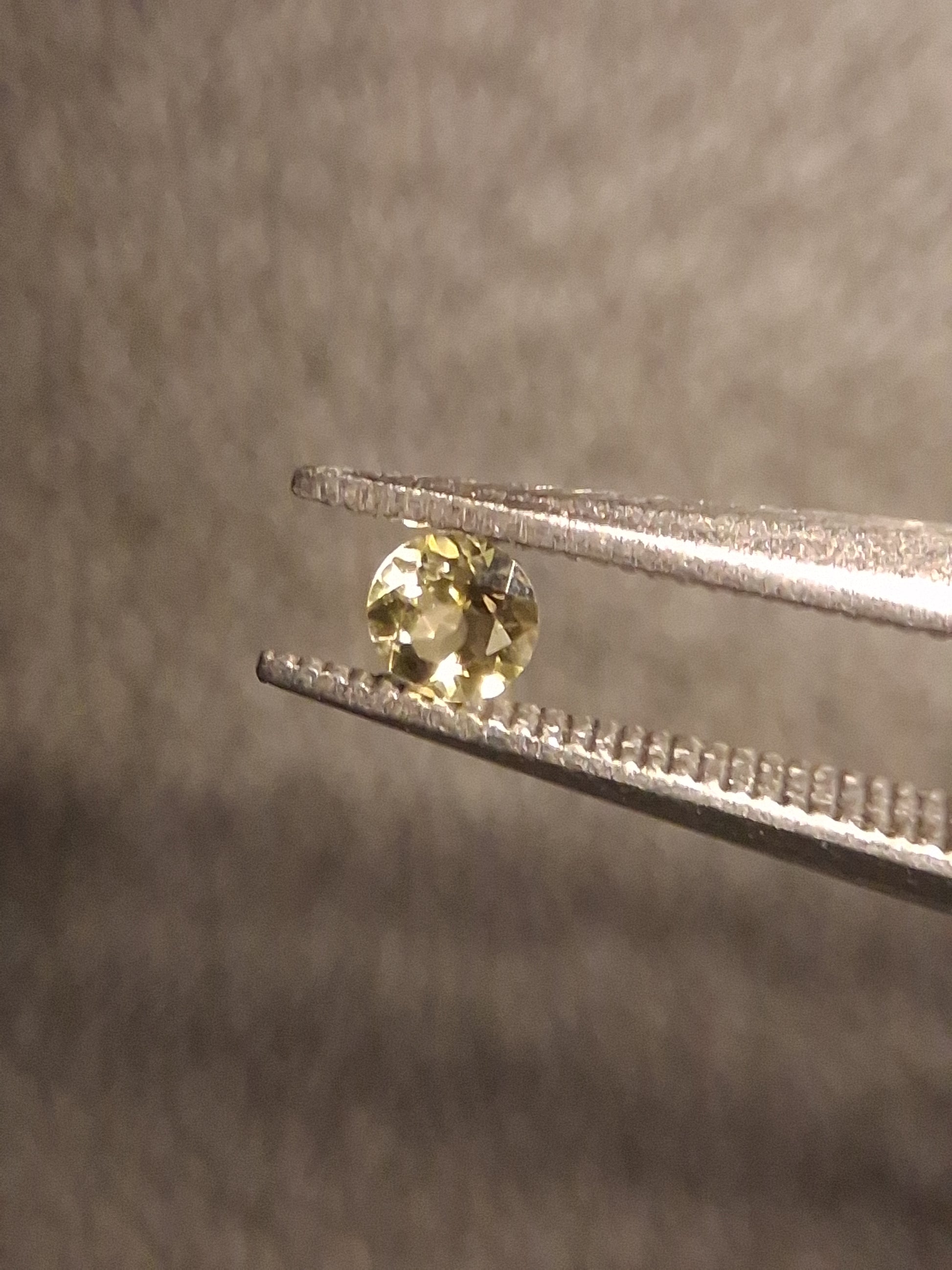 Natural Tourmaline - yellowish green - 2.4 mm - 0.058 ct - round - unheated - Natural Gems Belgium
