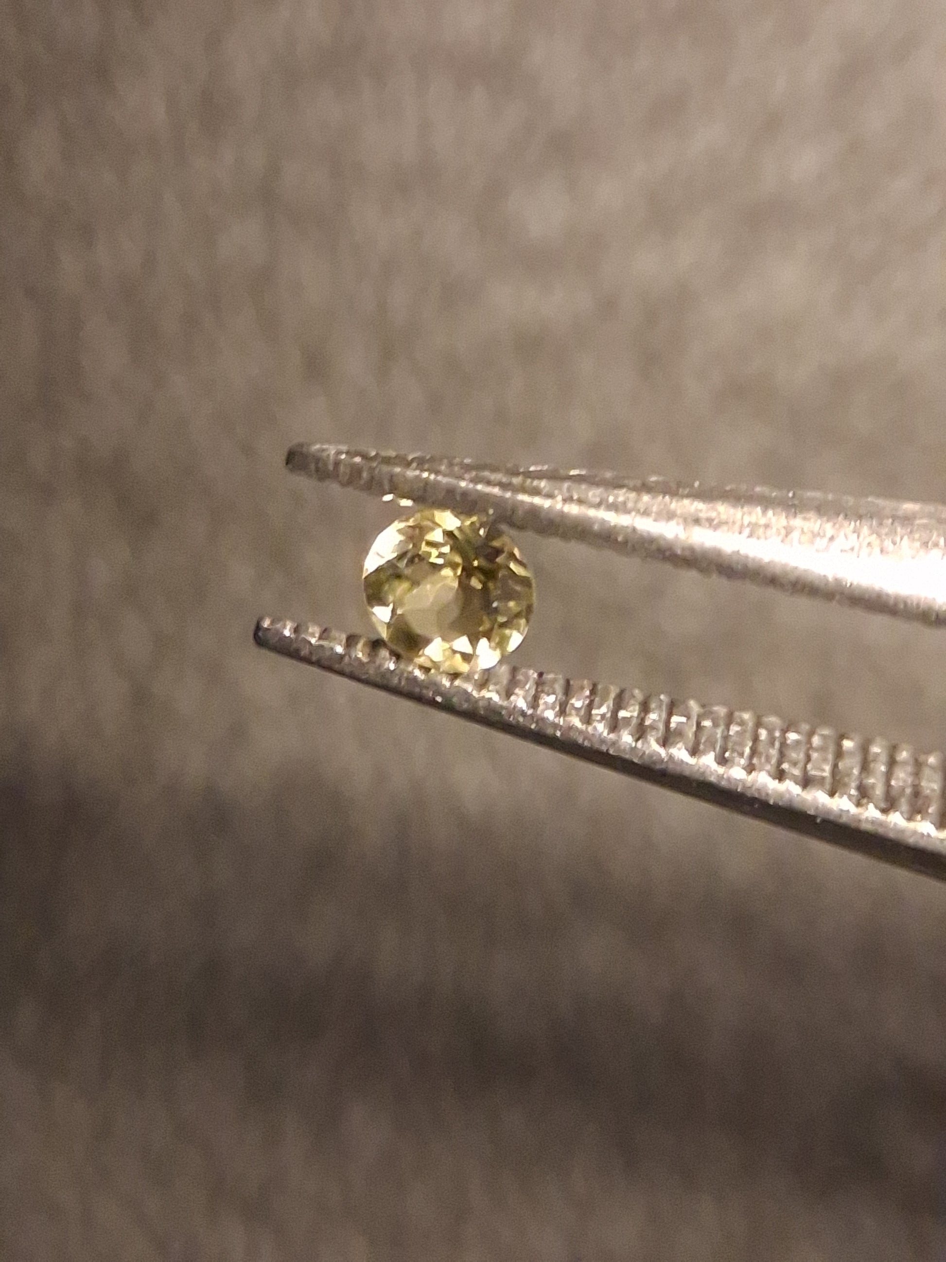 Natural Tourmaline - yellowish green - 2.4 mm - 0.058 ct - round - unheated - Natural Gems Belgium