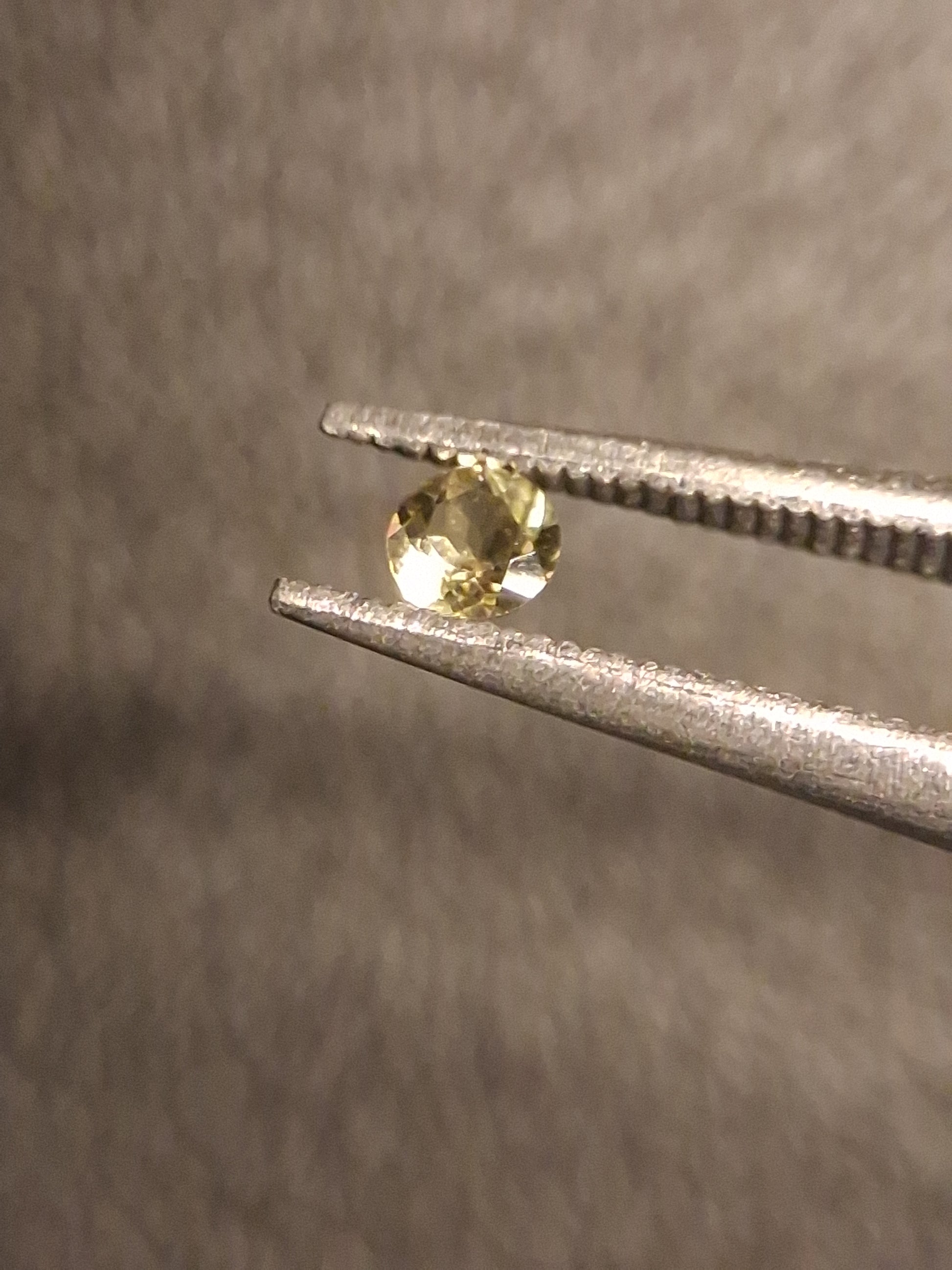 Natural Tourmaline - yellowish green - 2.4 mm - 0.058 ct - round - unheated - Natural Gems Belgium