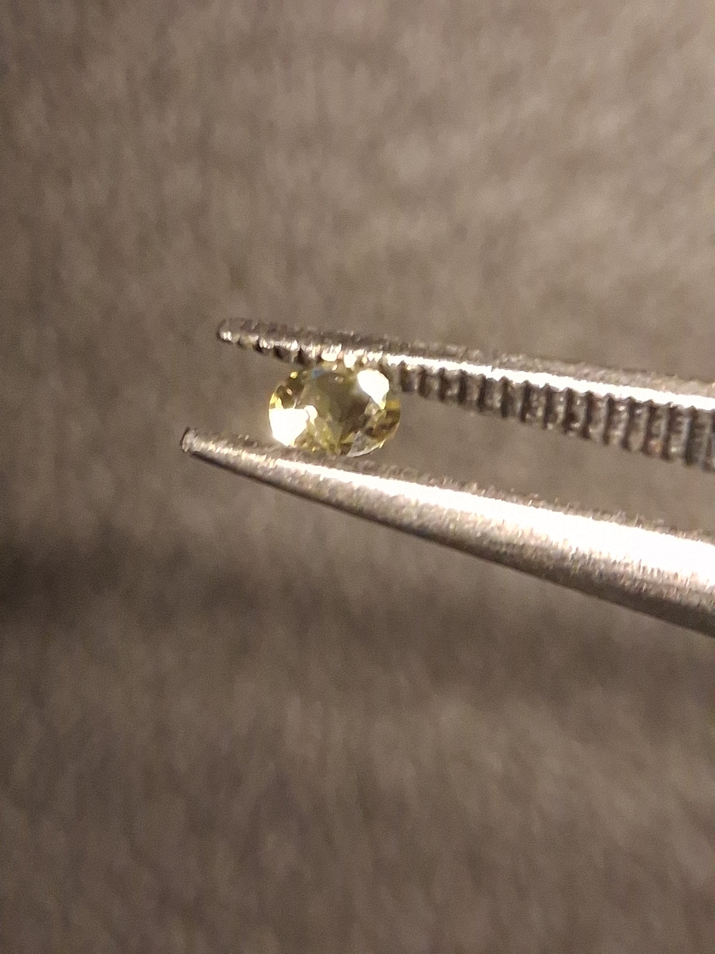 Natural Tourmaline - yellowish green - 2.4 mm - 0.058 ct - round - unheated - Natural Gems Belgium