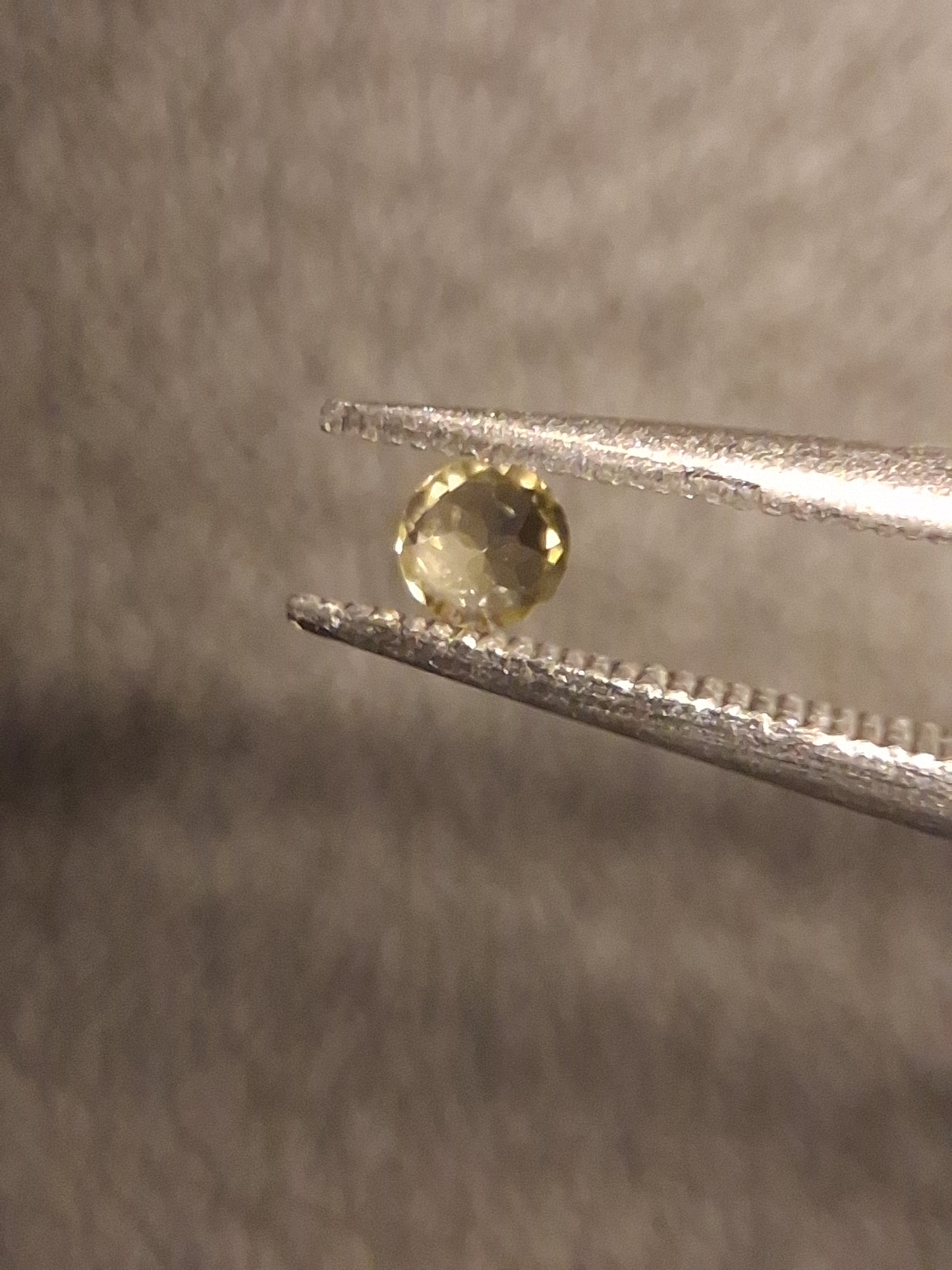 Natural Tourmaline - yellowish green - 2.4 mm - 0.058 ct - round - unheated - Natural Gems Belgium