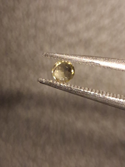 Natural Tourmaline - yellowish green - 2.4 mm - 0.058 ct - round - unheated - Natural Gems Belgium