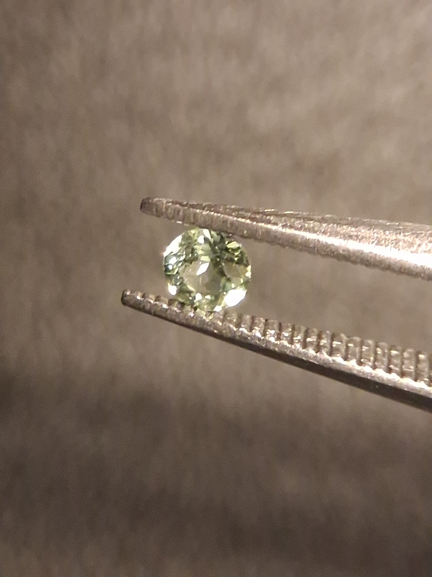 Natural Tourmaline - light green - 2.4 mm - 0.060 ct - round - unheated - Natural Gems Belgium