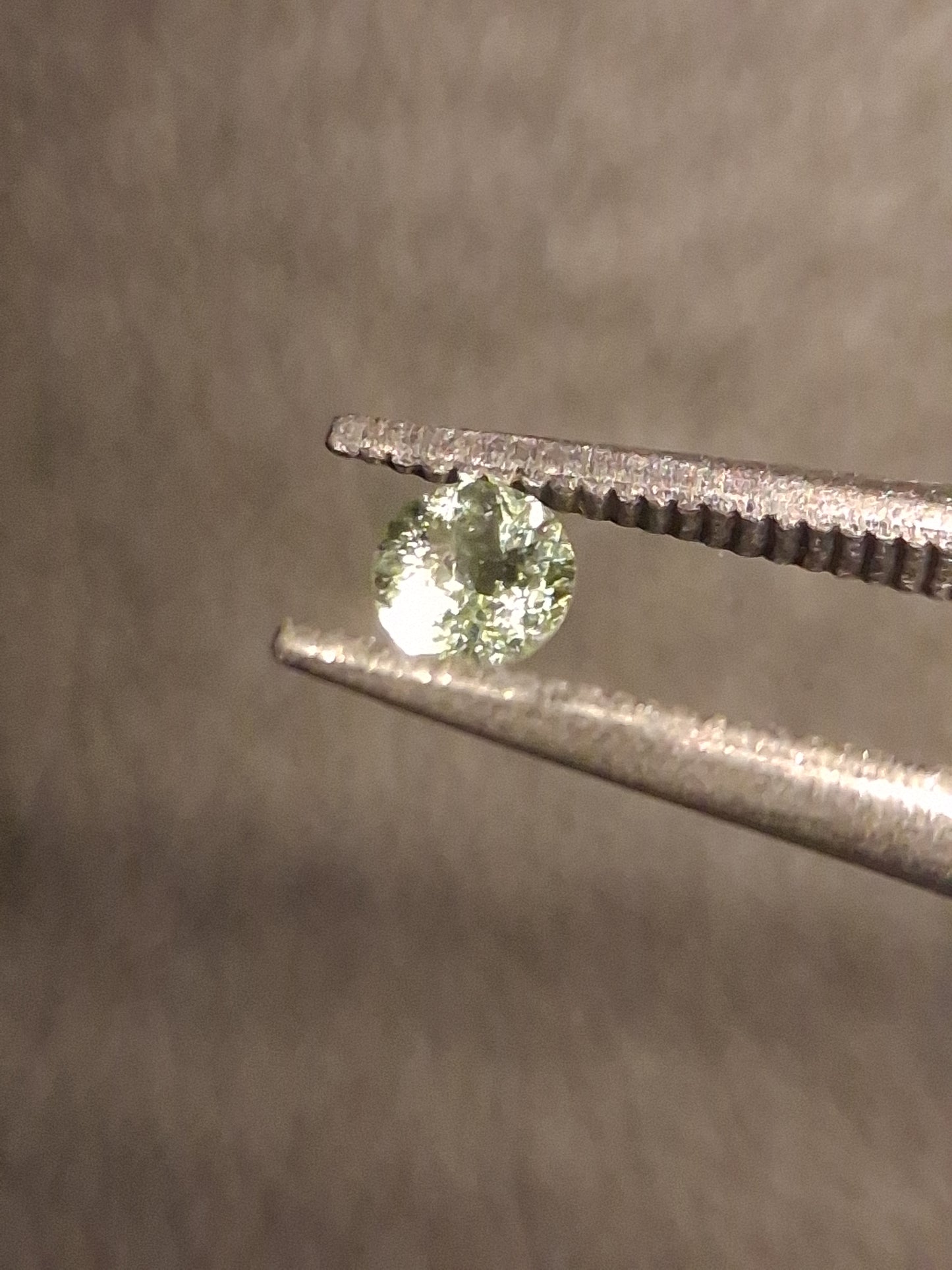 Natural Tourmaline - light green - 2.4 mm - 0.060 ct - round - unheated - Natural Gems Belgium