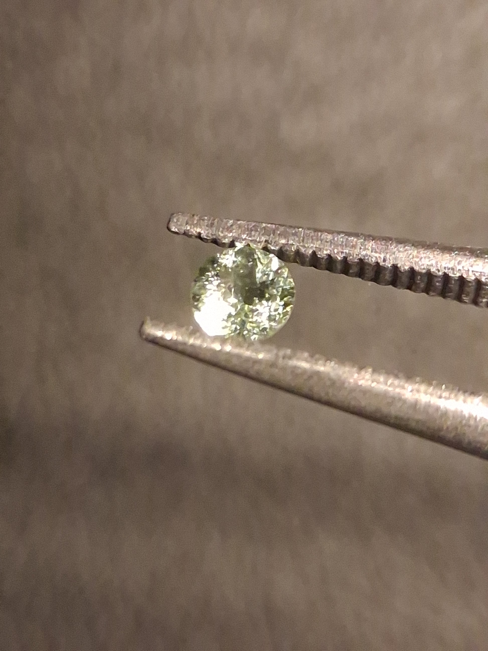 Natural Tourmaline - light green - 2.4 mm - 0.060 ct - round - unheated - Natural Gems Belgium