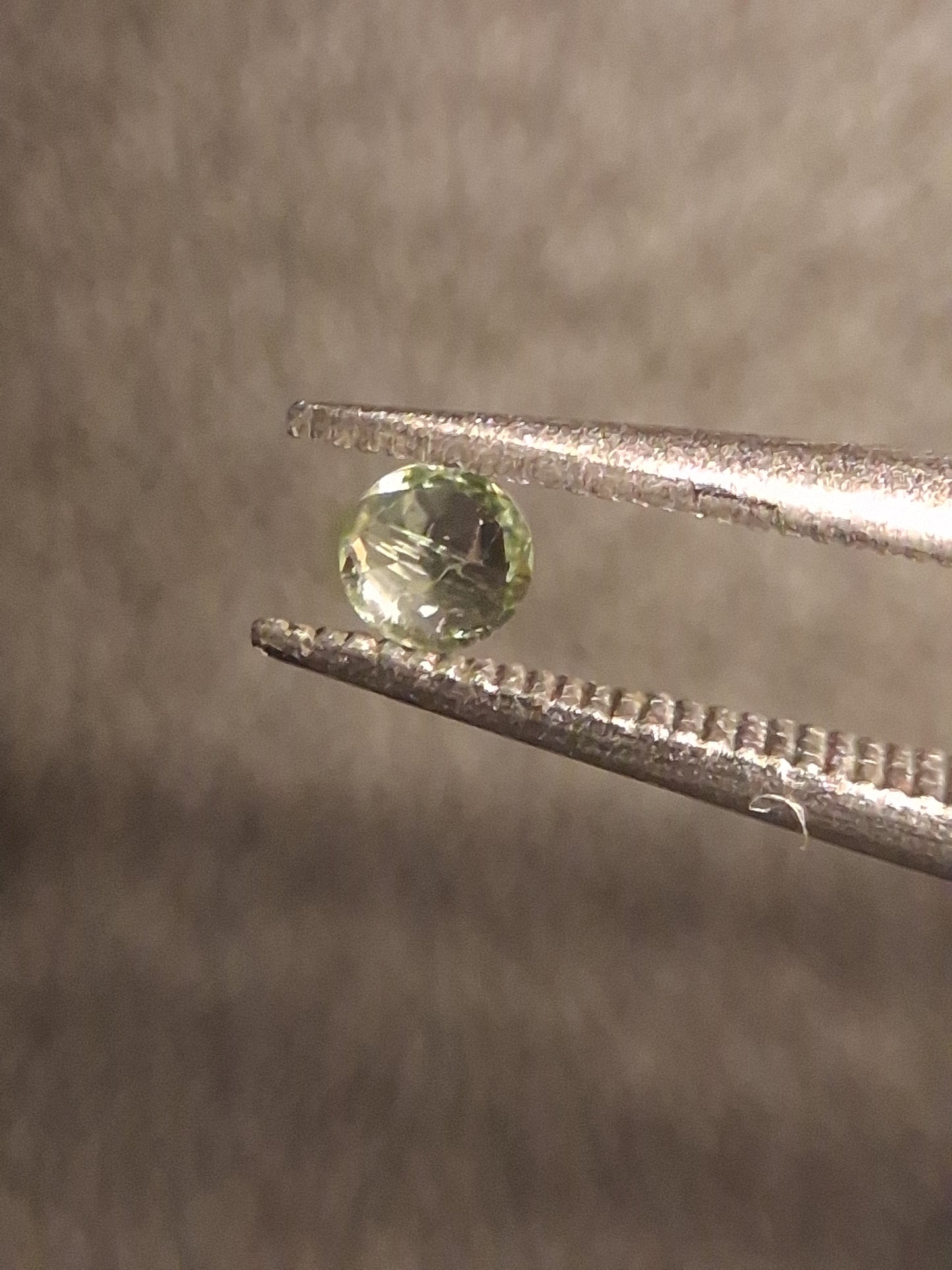 Natural Tourmaline - light green - 2.4 mm - 0.060 ct - round - unheated - Natural Gems Belgium