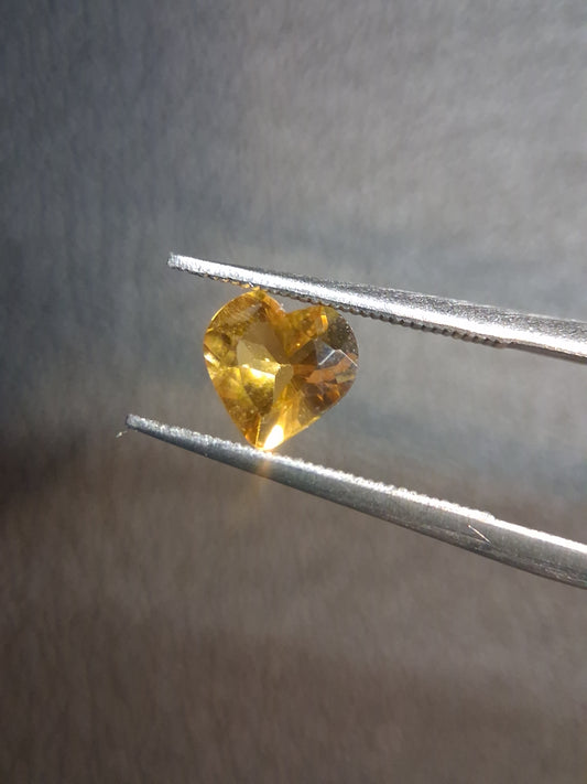 Natural Citrine Gemstone – Faceted Heart Cut 6x6 mm Yellow | Loose Citrine Stone 0.675 ct - Natural Gems Belgium