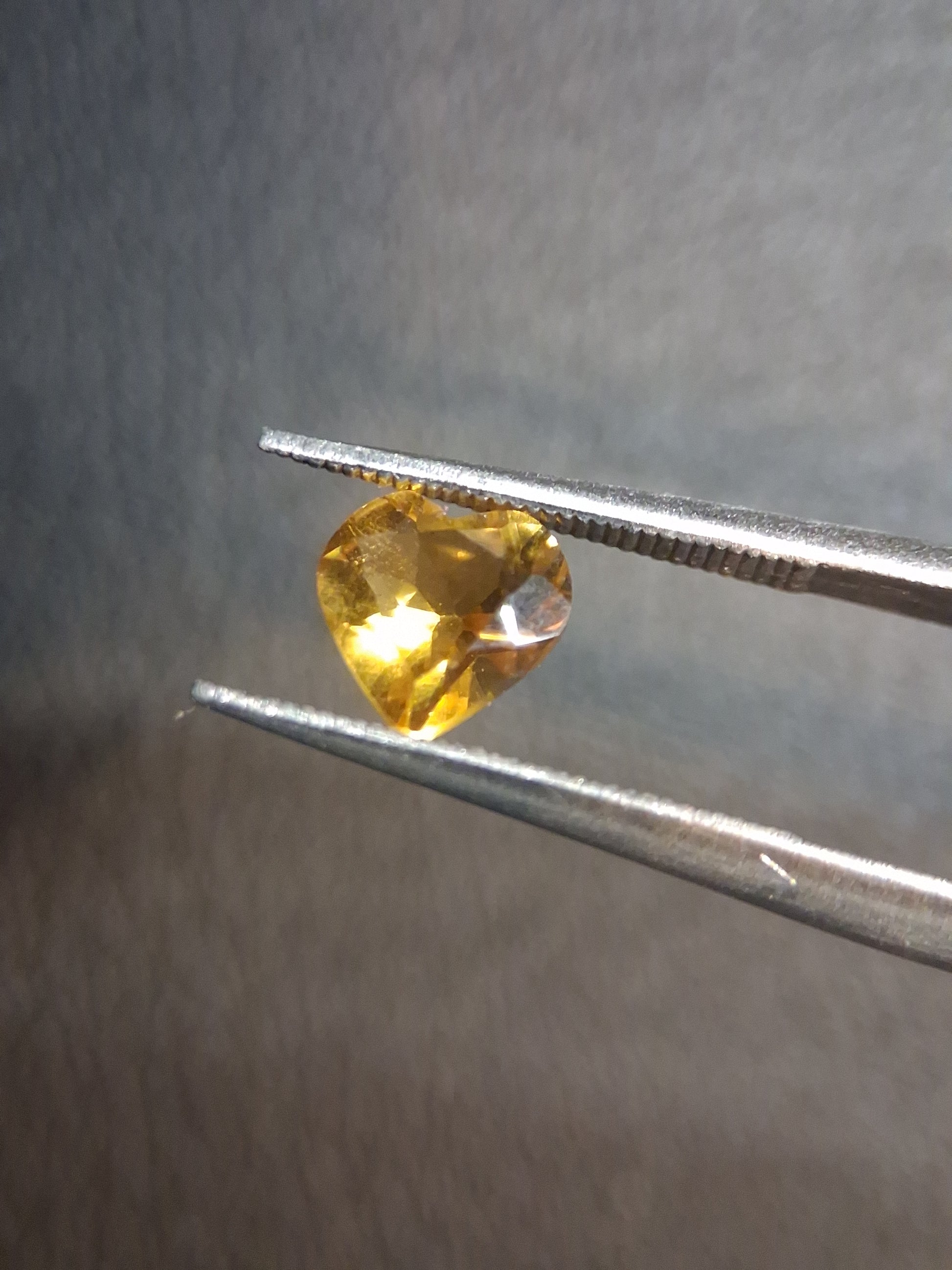 Natural Citrine Gemstone – Faceted Heart Cut 6x6 mm Yellow | Loose Citrine Stone 0.675 ct - Natural Gems Belgium