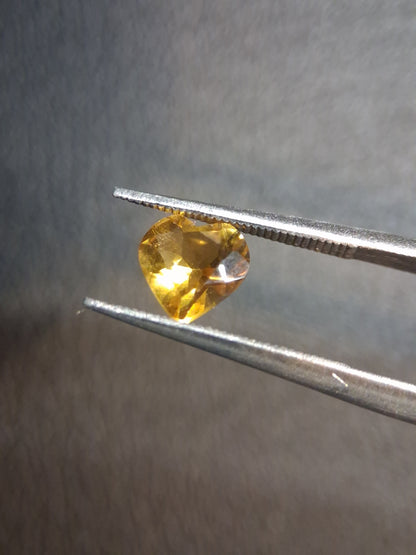 Natural Citrine Gemstone – Faceted Heart Cut 6x6 mm Yellow | Loose Citrine Stone 0.675 ct - Natural Gems Belgium