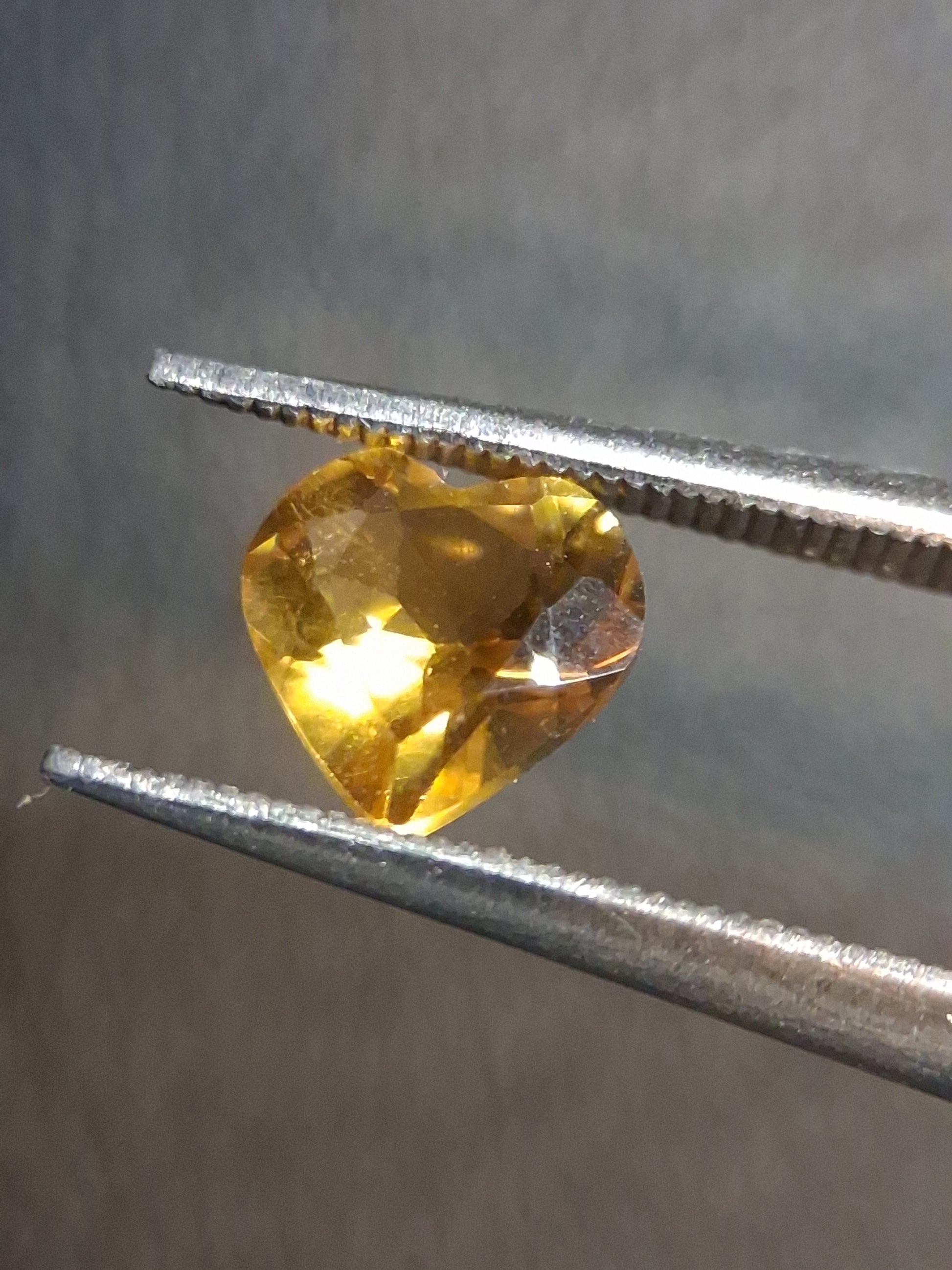 Natural Citrine Gemstone – Faceted Heart Cut 6x6 mm Yellow | Loose Citrine Stone 0.675 ct - Natural Gems Belgium