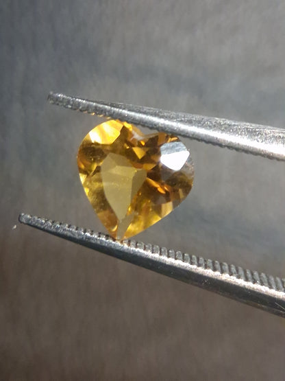 Natural Citrine Gemstone – Faceted Heart Cut 6x6 mm Yellow | Loose Citrine Stone 0.675 ct - Natural Gems Belgium