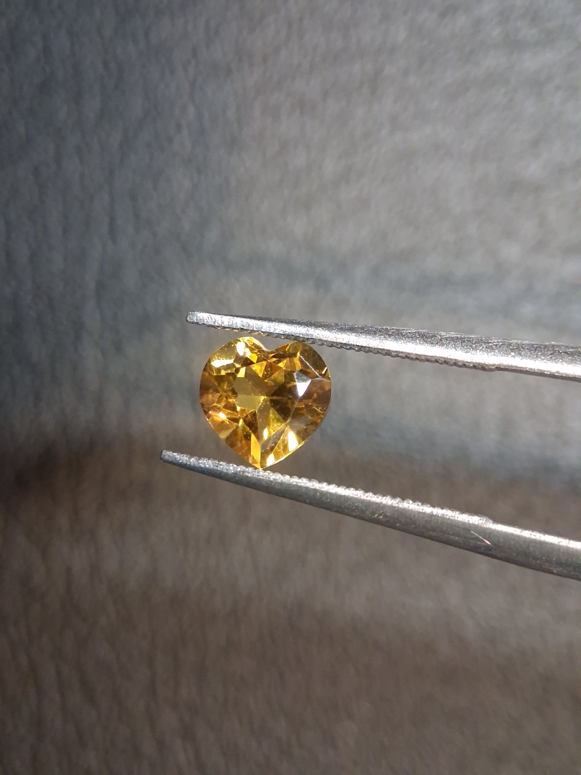 Natural Citrine Gemstone – Faceted Heart Cut 6x6 mm Yellow | Loose Citrine Stone 0.725 ct - Natural Gems Belgium