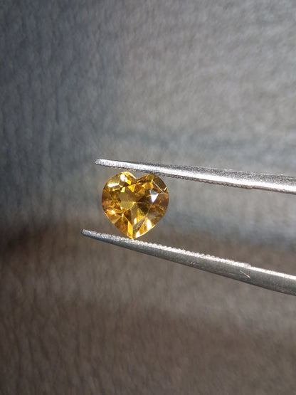 Natural Citrine Gemstone – Faceted Heart Cut 6x6 mm Yellow | Loose Citrine Stone 0.725 ct - Natural Gems Belgium