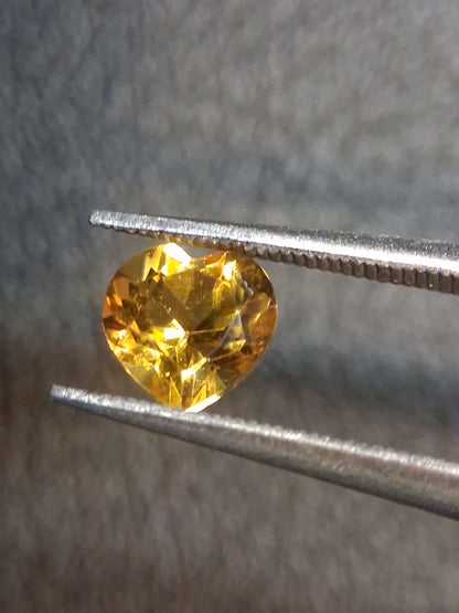 Natural Citrine Gemstone – Faceted Heart Cut 6x6 mm Yellow | Loose Citrine Stone 0.725 ct - Natural Gems Belgium