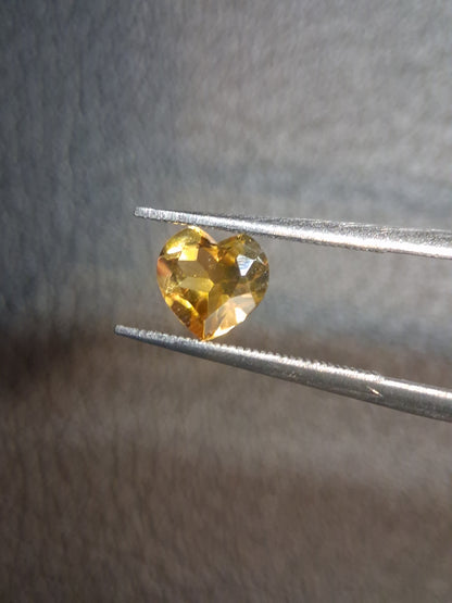 Natural Citrine Gemstone – Faceted Heart Cut 6x6 mm Yellow | Loose Citrine Stone 0.720 ct - Natural Gems Belgium
