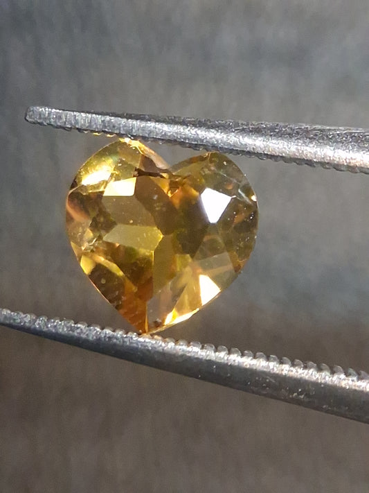 Natural Citrine Gemstone – Faceted Heart Cut 6x6 mm Yellow | Loose Citrine Stone 0.720 ct - Natural Gems Belgium