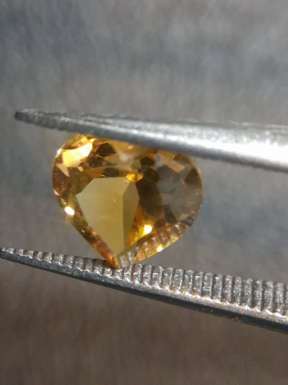 Natural Citrine Gemstone – Faceted Heart Cut 6x6 mm Yellow | Loose Citrine Stone 0.720 ct - Natural Gems Belgium