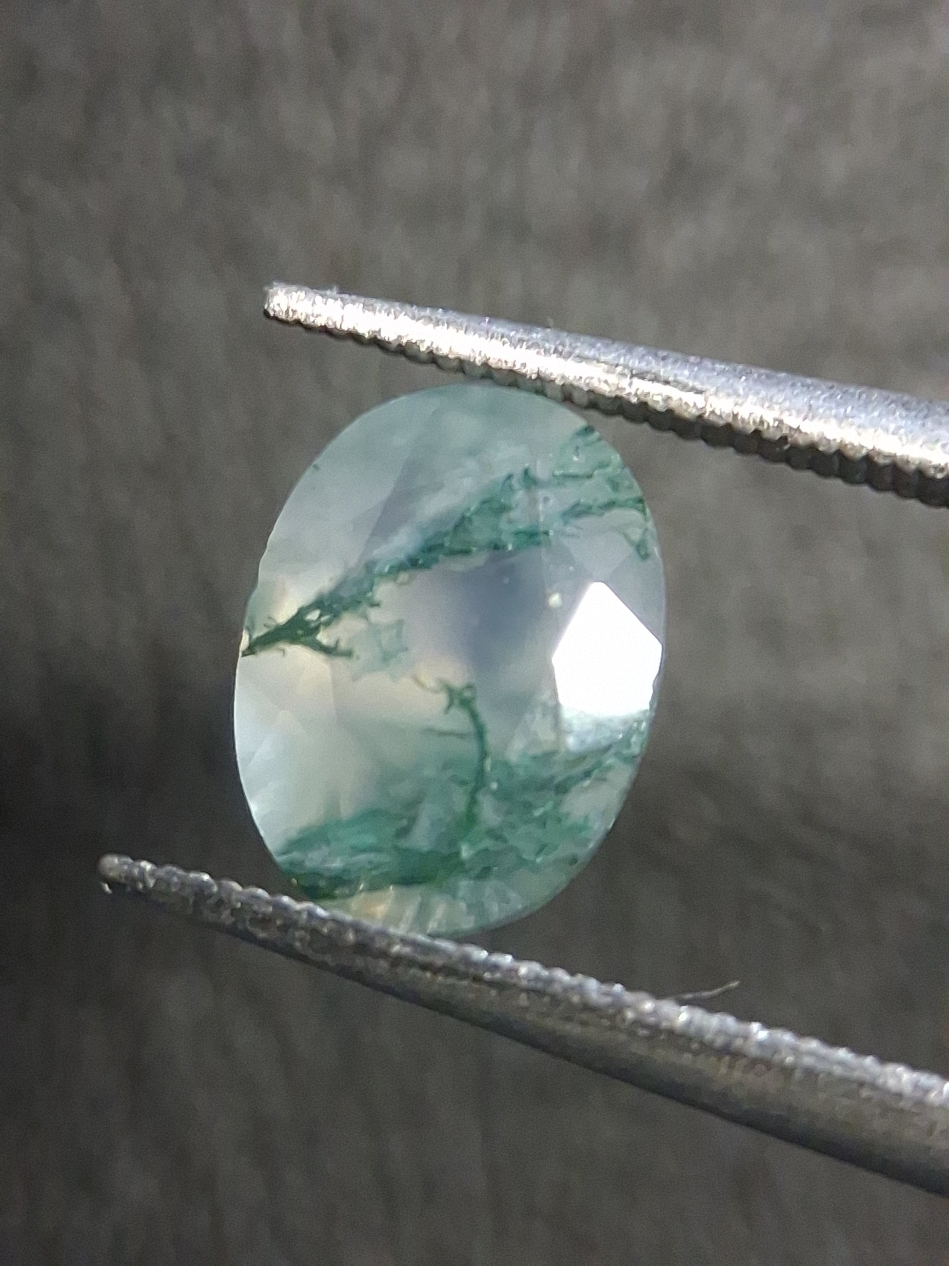 Natural Moss Agate 6x8 mm Oval Faceted – 1.165 ct dentritic Agate Gemstone - Natural Gems Belgium