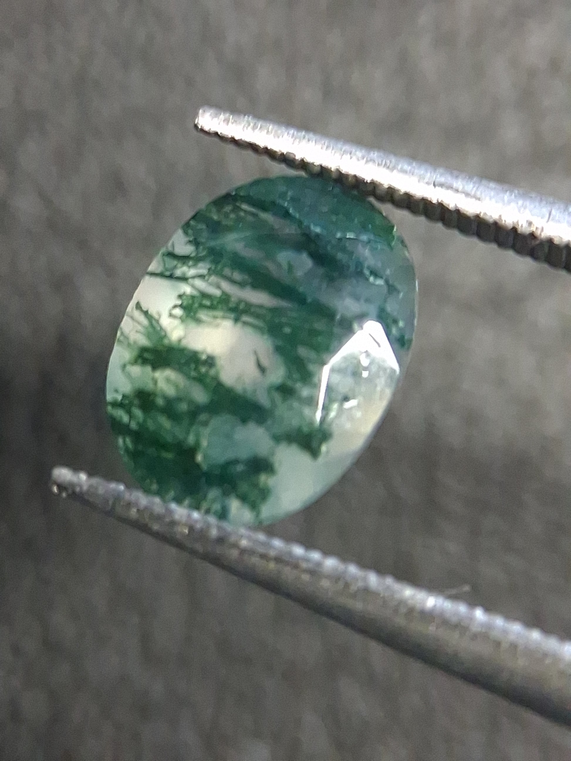 Natural Moss Agate 6x8 mm Oval Faceted – 1.111 ct Dentritic Agate Gemstone - Natural Gems Belgium