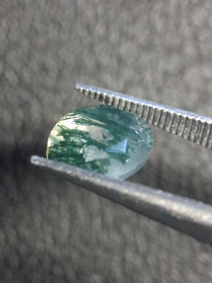 Natural Moss Agate 6x8 mm Oval Faceted – 1.111 ct Dentritic Agate Gemstone - Natural Gems Belgium