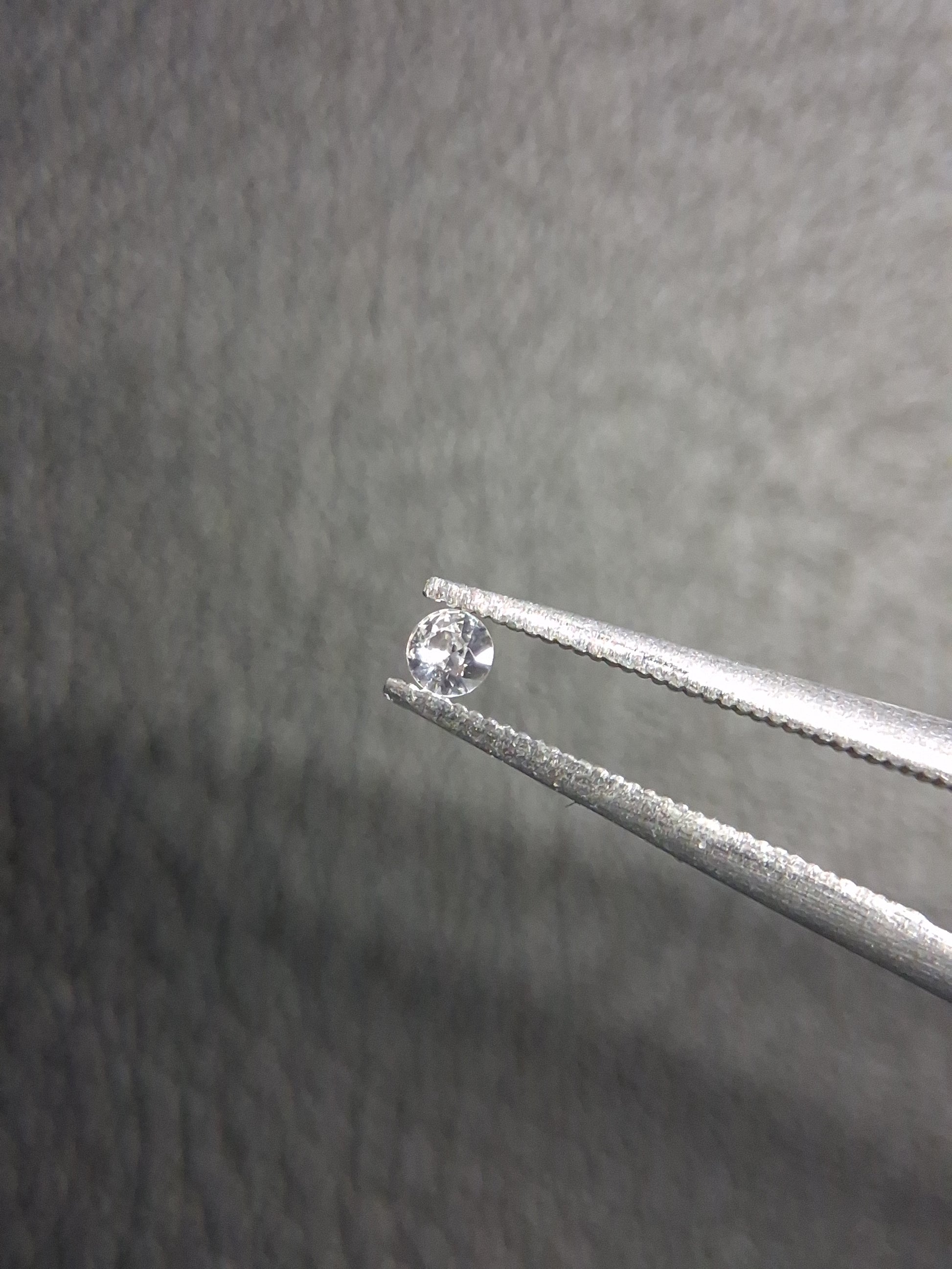 Natural White Sapphire - 0.038 ct -2 mm Round cut - heated - Africa - Natural Gems Belgium