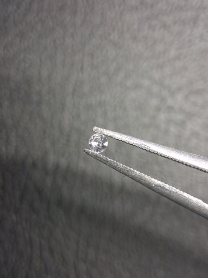 Natural White Sapphire - 0.038 ct -2 mm Round cut - heated - Africa - Natural Gems Belgium