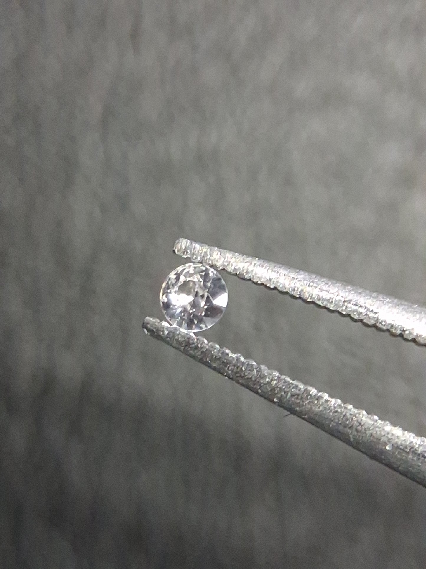 Natural White Sapphire - 0.038 ct -2 mm Round cut - heated - Africa - Natural Gems Belgium