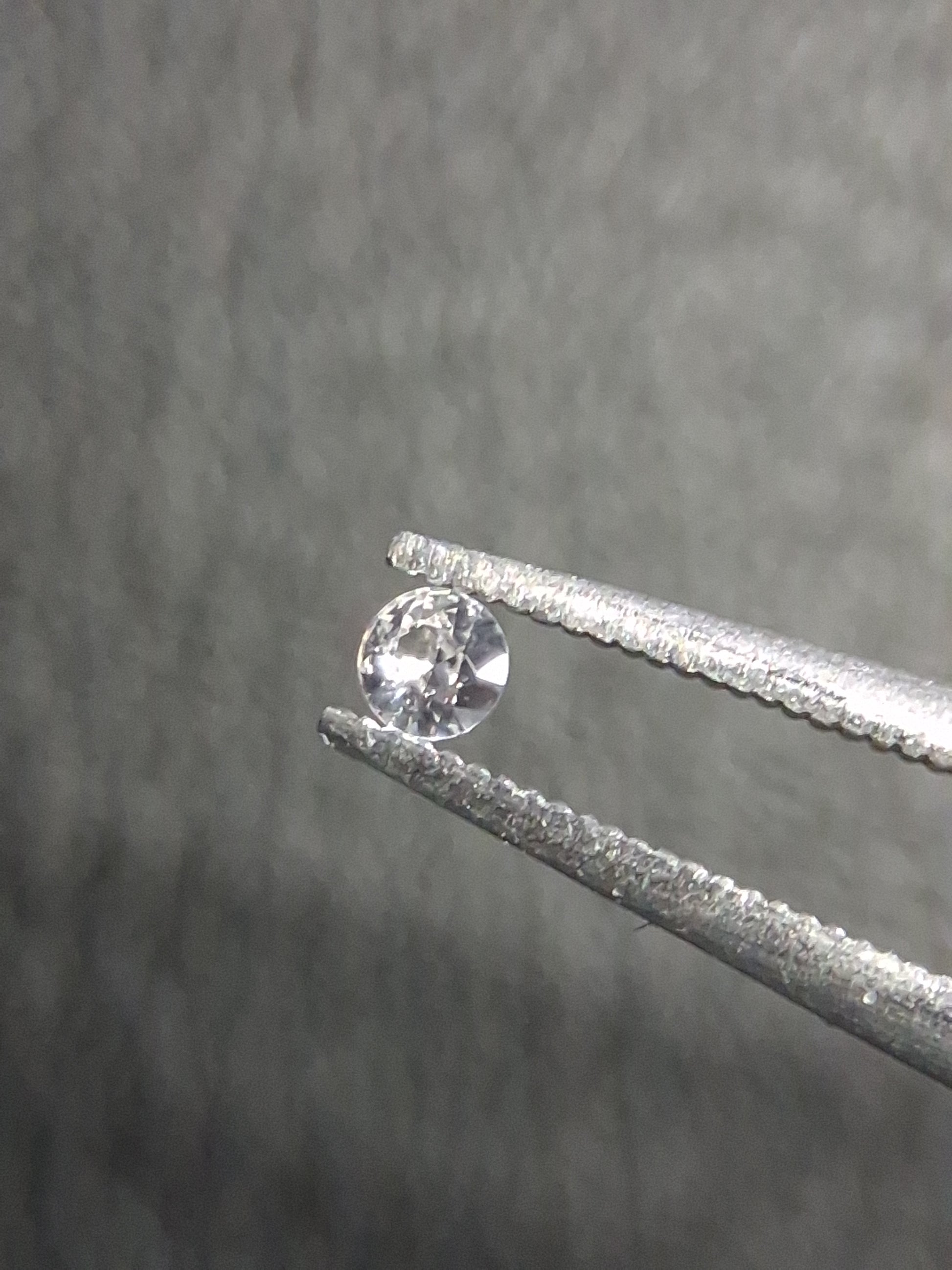 Natural White Sapphire - 0.038 ct -2 mm Round cut - heated - Africa - Natural Gems Belgium