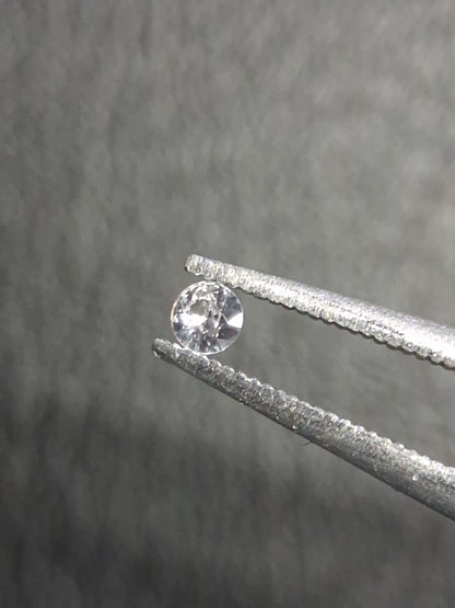 Natural White Sapphire - 0.038 ct -2 mm Round cut - heated - Africa - Natural Gems Belgium