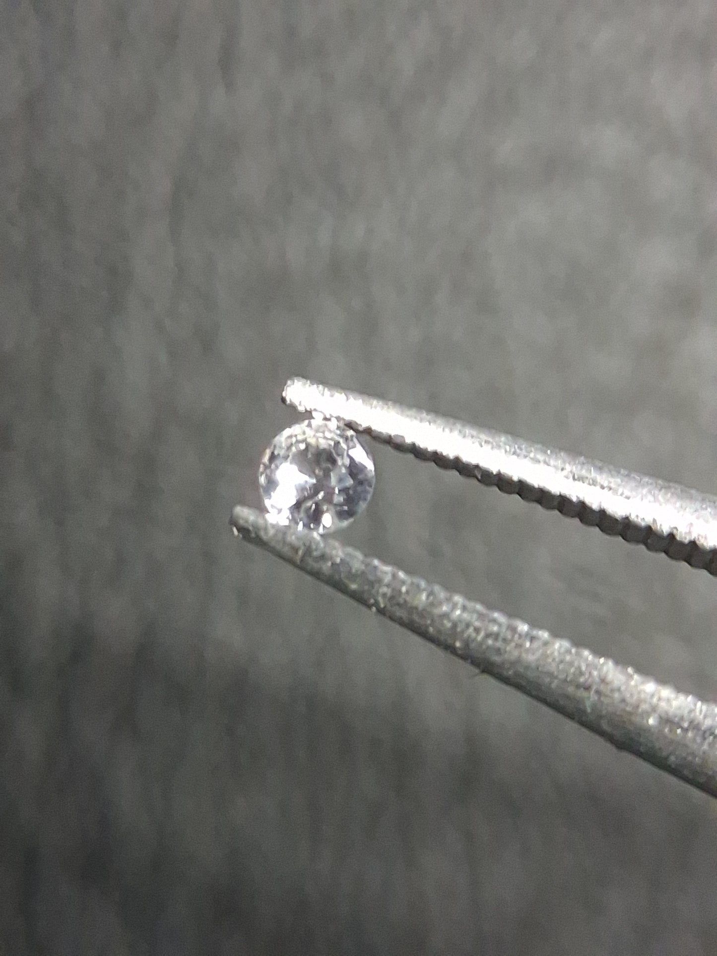 Natural White Sapphire - 0.038 ct -2 mm Round cut - heated - Africa - Natural Gems Belgium