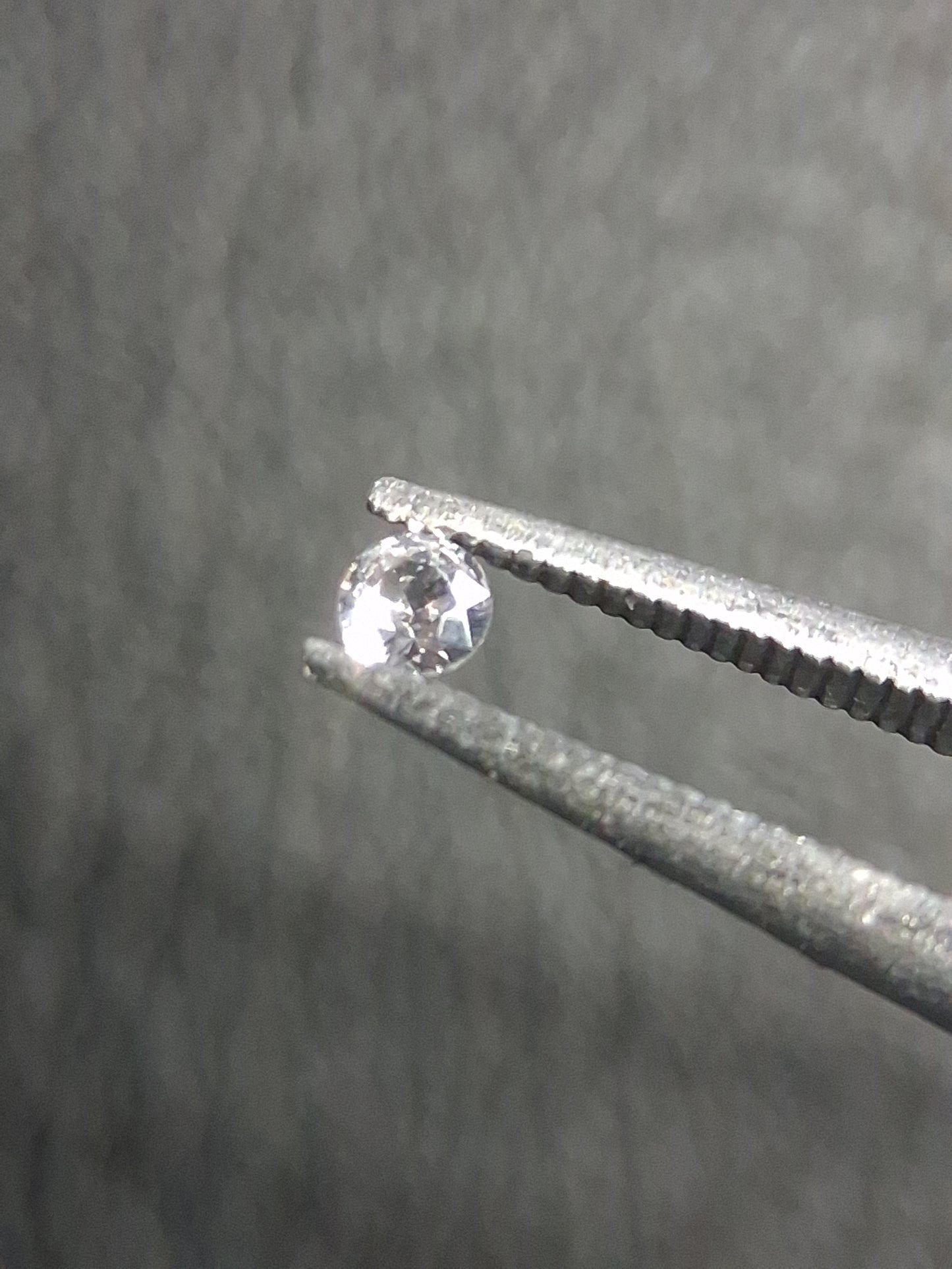 Natural White Sapphire - 0.038 ct -2 mm Round cut - heated - Africa - Natural Gems Belgium