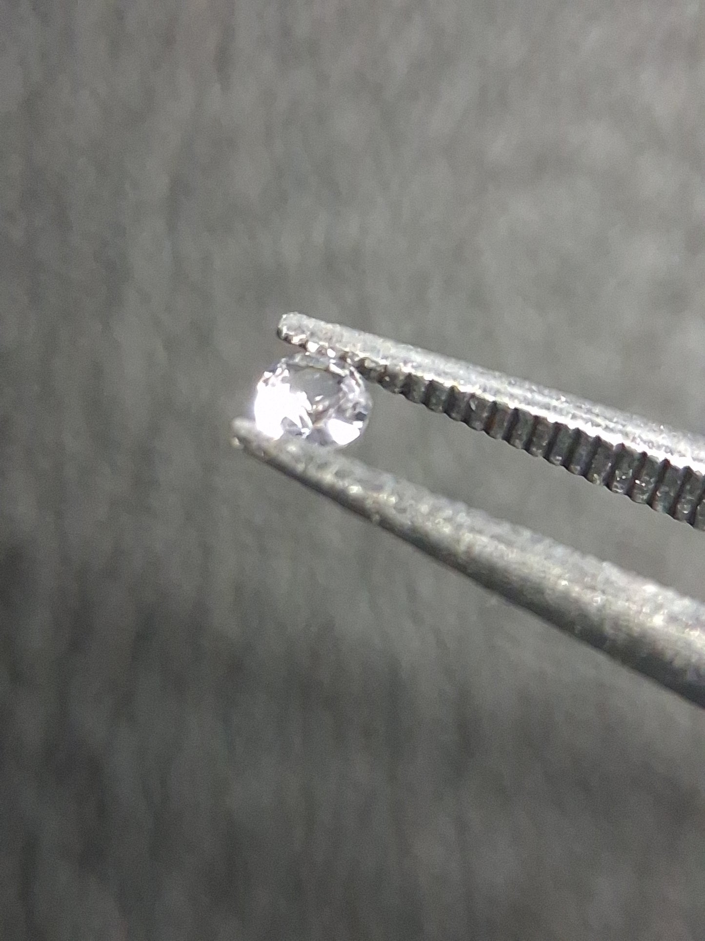 Natural White Sapphire - 0.038 ct -2 mm Round cut - heated - Africa - Natural Gems Belgium