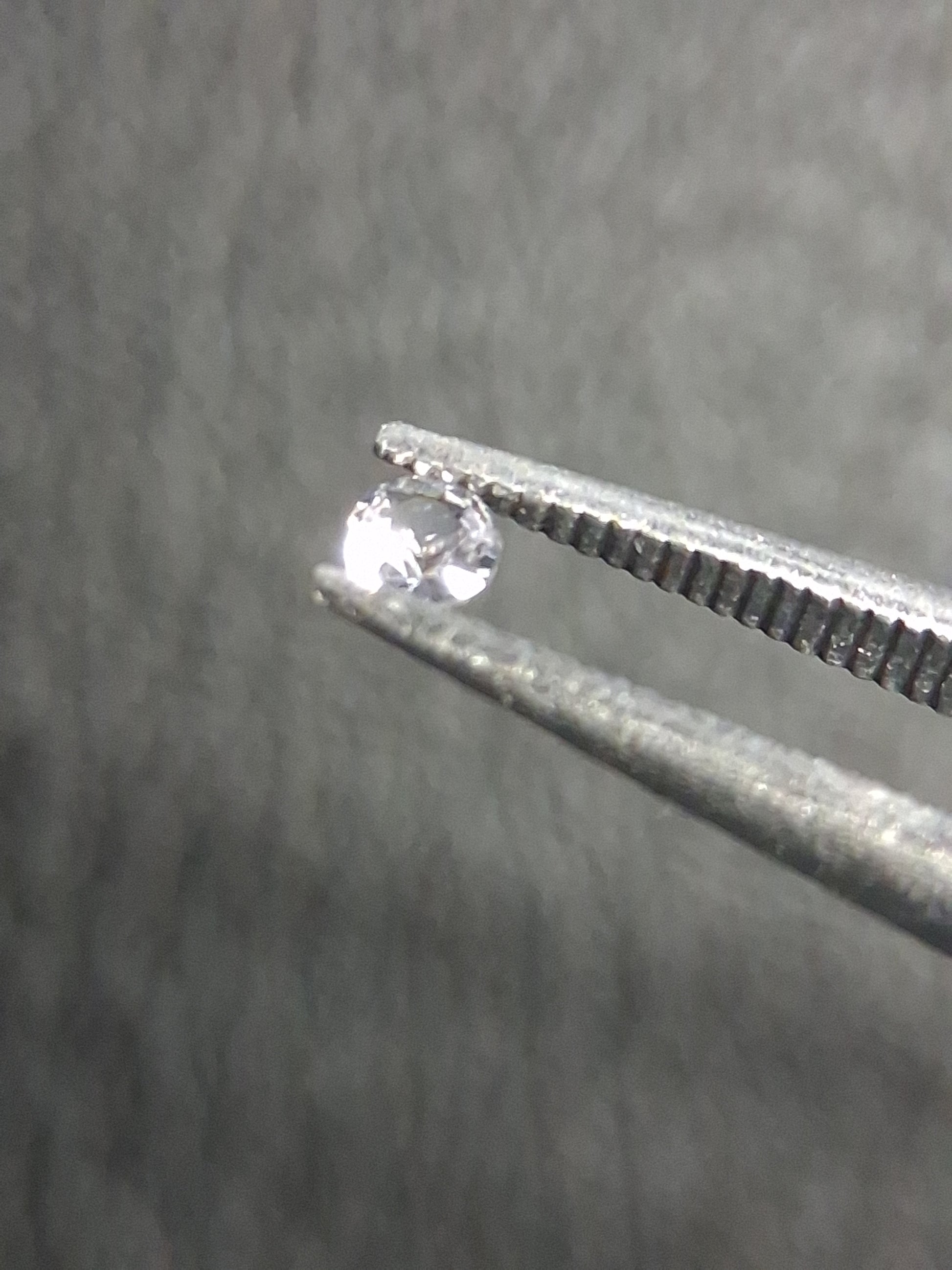 Natural White Sapphire - 0.038 ct -2 mm Round cut - heated - Africa - Natural Gems Belgium
