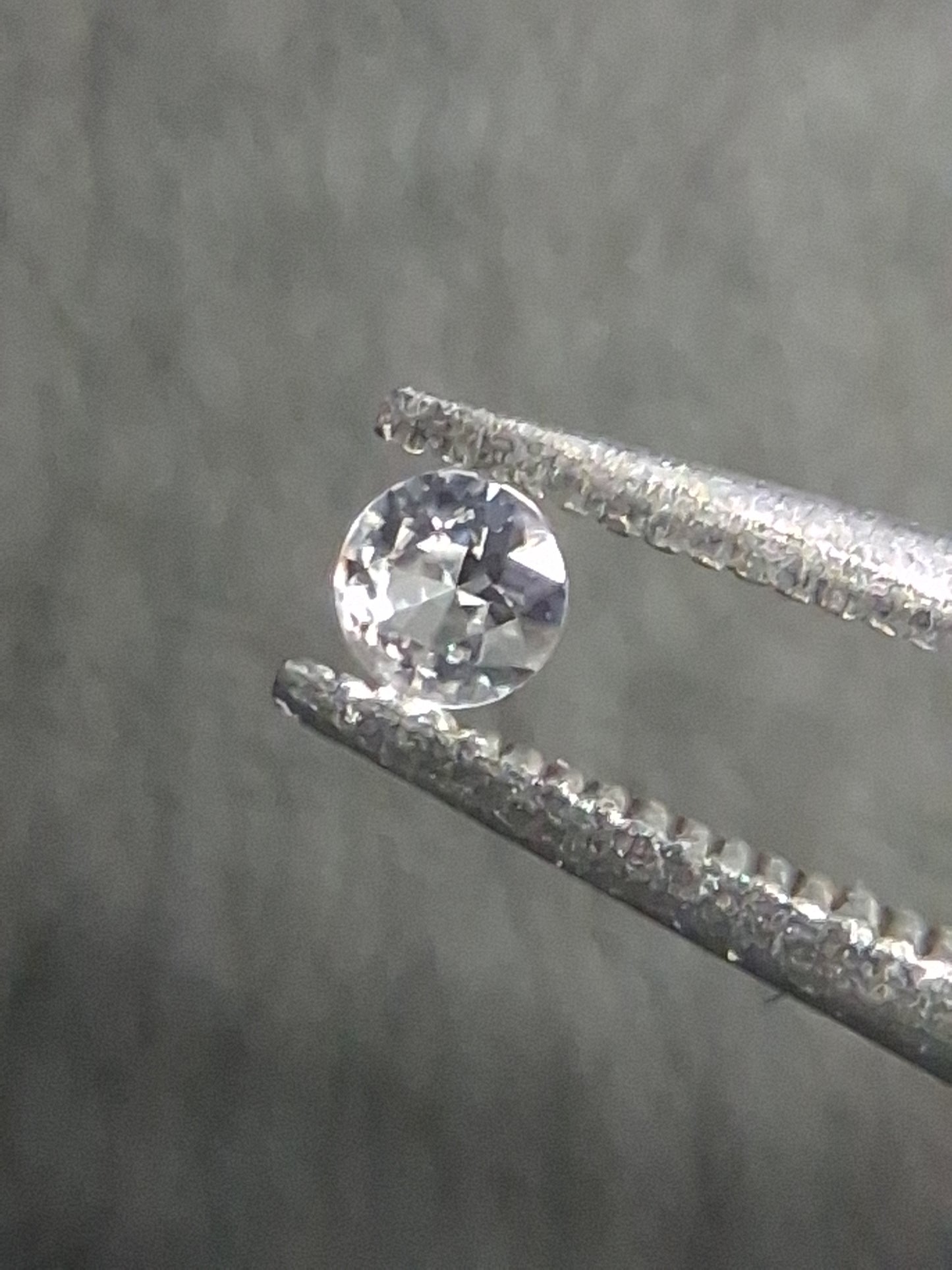 Natural White Sapphire - 0.038 ct -2 mm Round cut - heated - Africa - Natural Gems Belgium